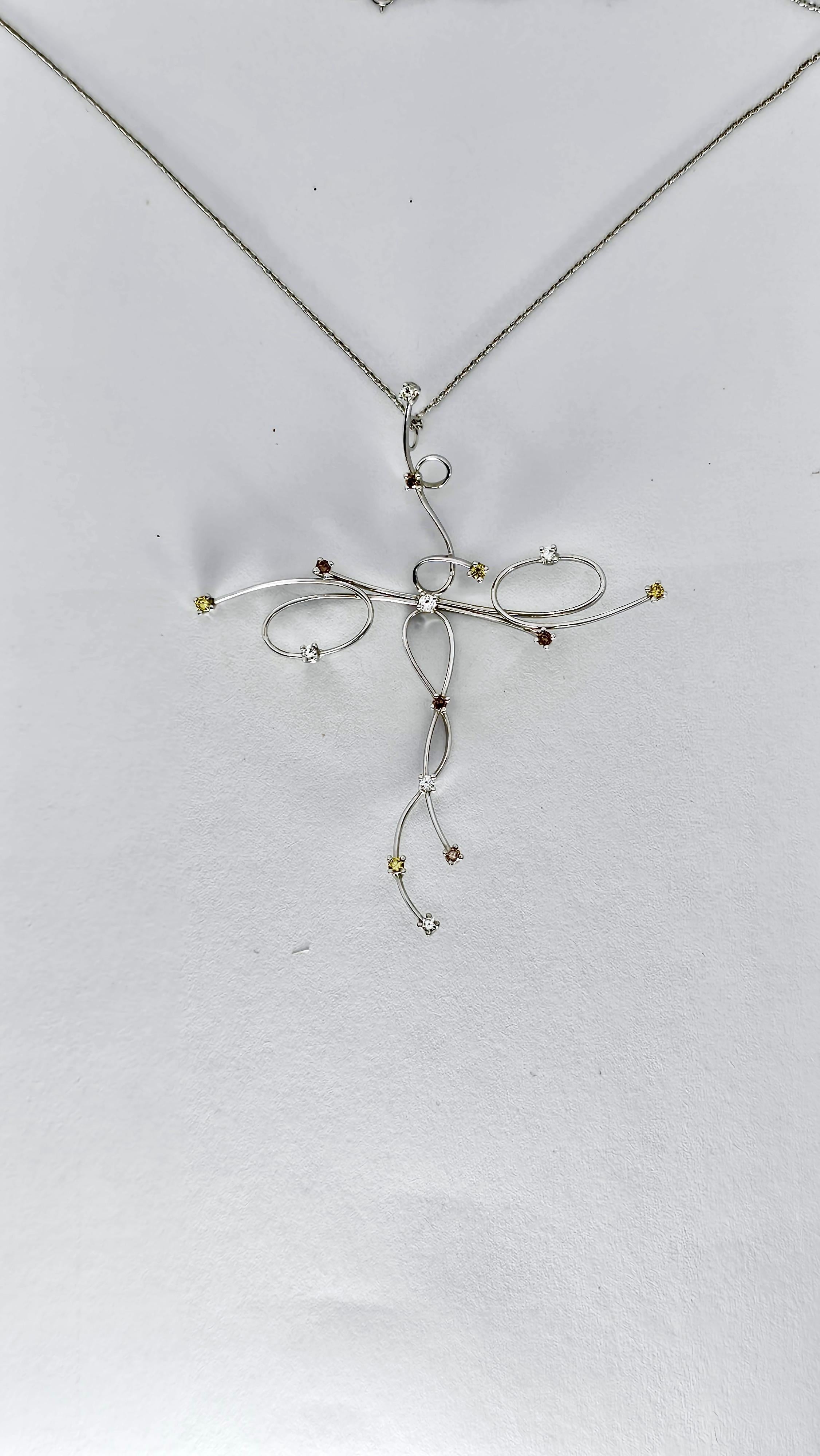 Uno splendido girocollo in oro 18 Kt composto da una catena a maglia rolò e da un pendente a croce dal design romantico realizzato dalla lavorazione a filo ritorto.
Questa croce è impreziosita da 15 Diamanti a taglio brillante rotondo e dai colori