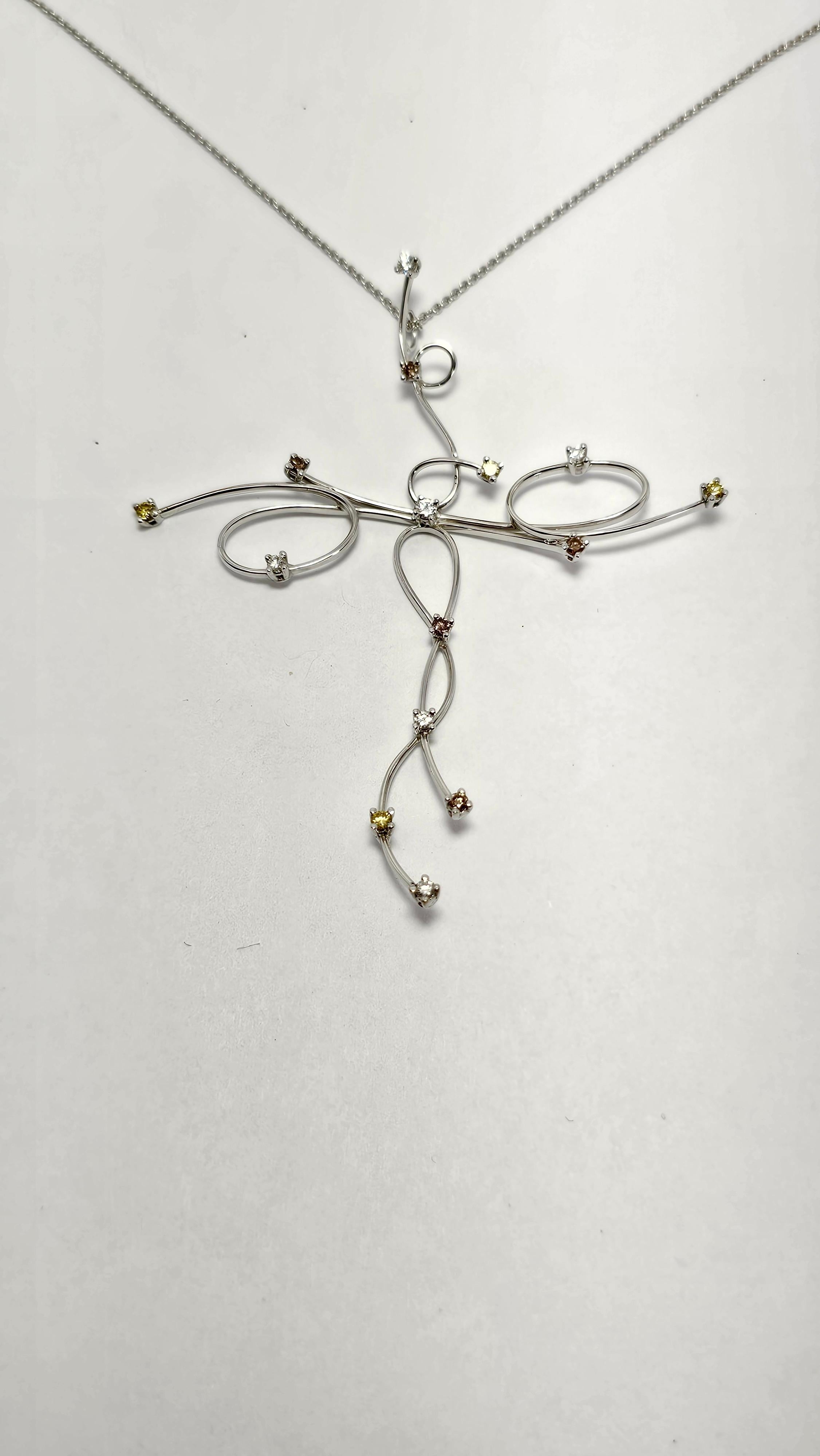Contemporaneo Girocollo con Pendente a Croce in Oro Bianco e Diamanti Fancy in vendita