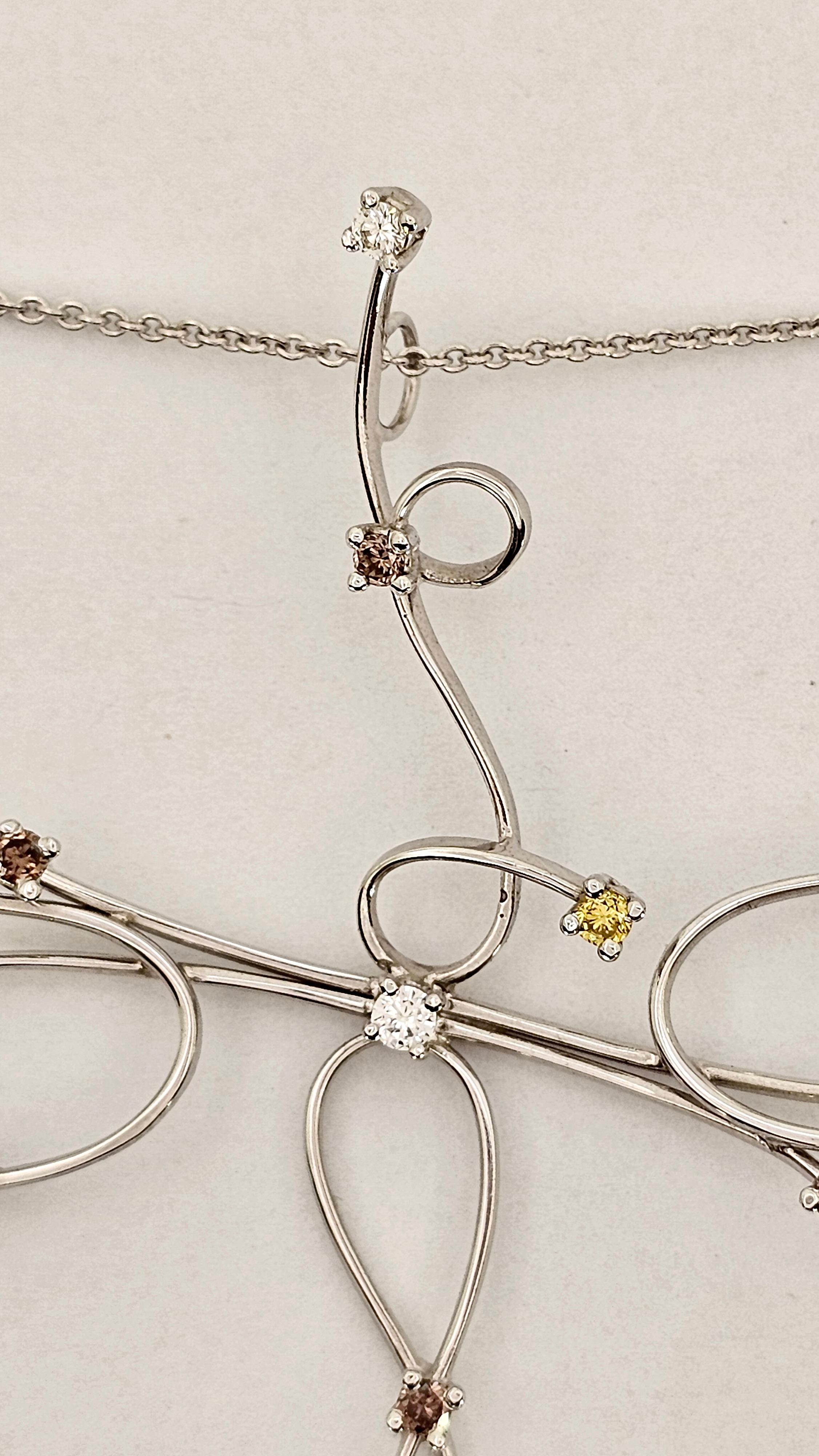 Uomo Girocollo con Pendente a Croce in Oro Bianco e Diamanti Fancy in vendita
