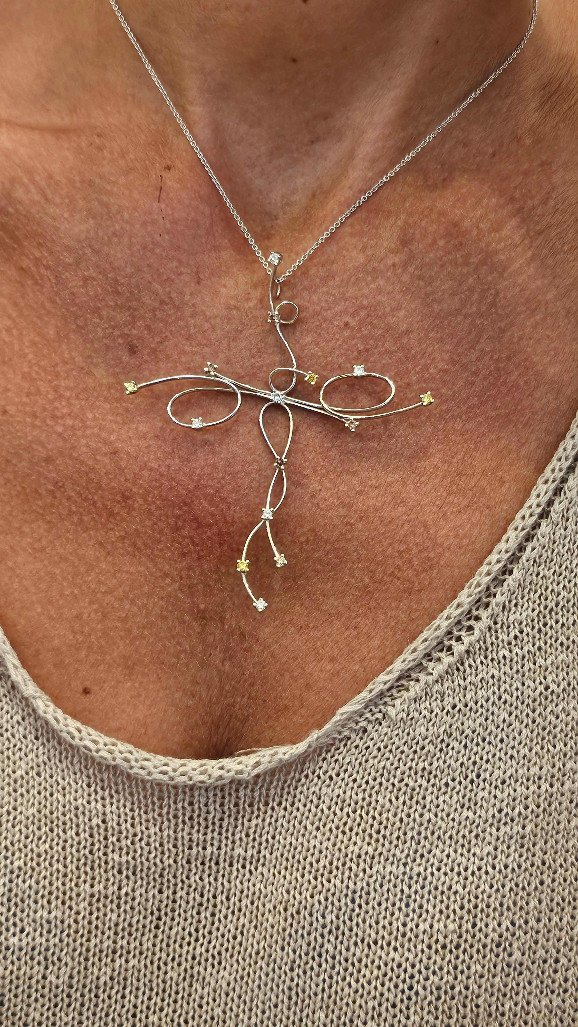 Girocollo con Pendente a Croce in Oro Bianco e Diamanti Fancy in vendita 2