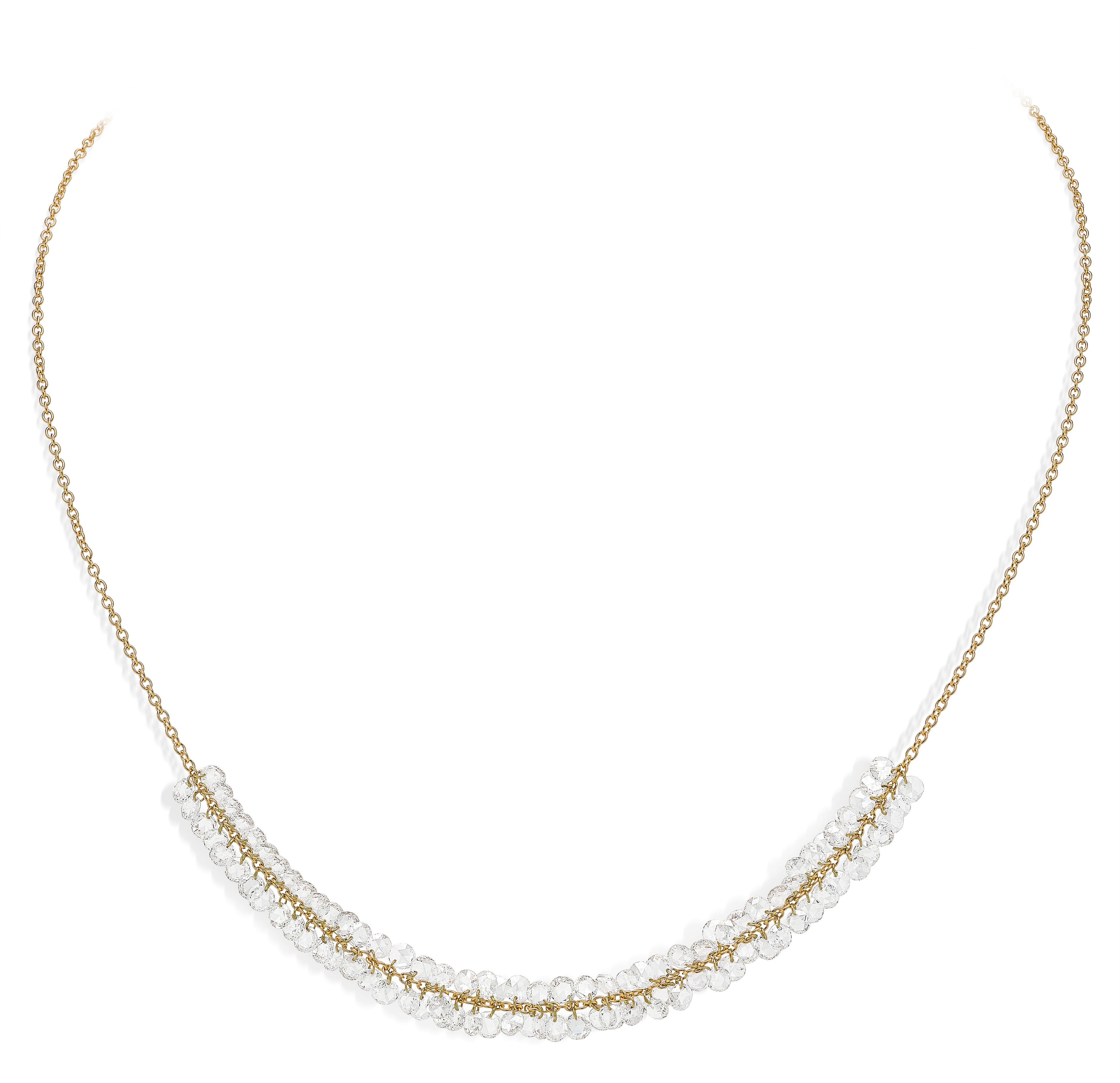 La collection COSTELLAZIONE exprime une personnalité cultivée et discrète.
Les diamants taillés en rose s'unissent pour dessiner une collection d'une grande linéarité esthétique, qui rejette tout excès, à la recherche d'une légèreté absolue. Les