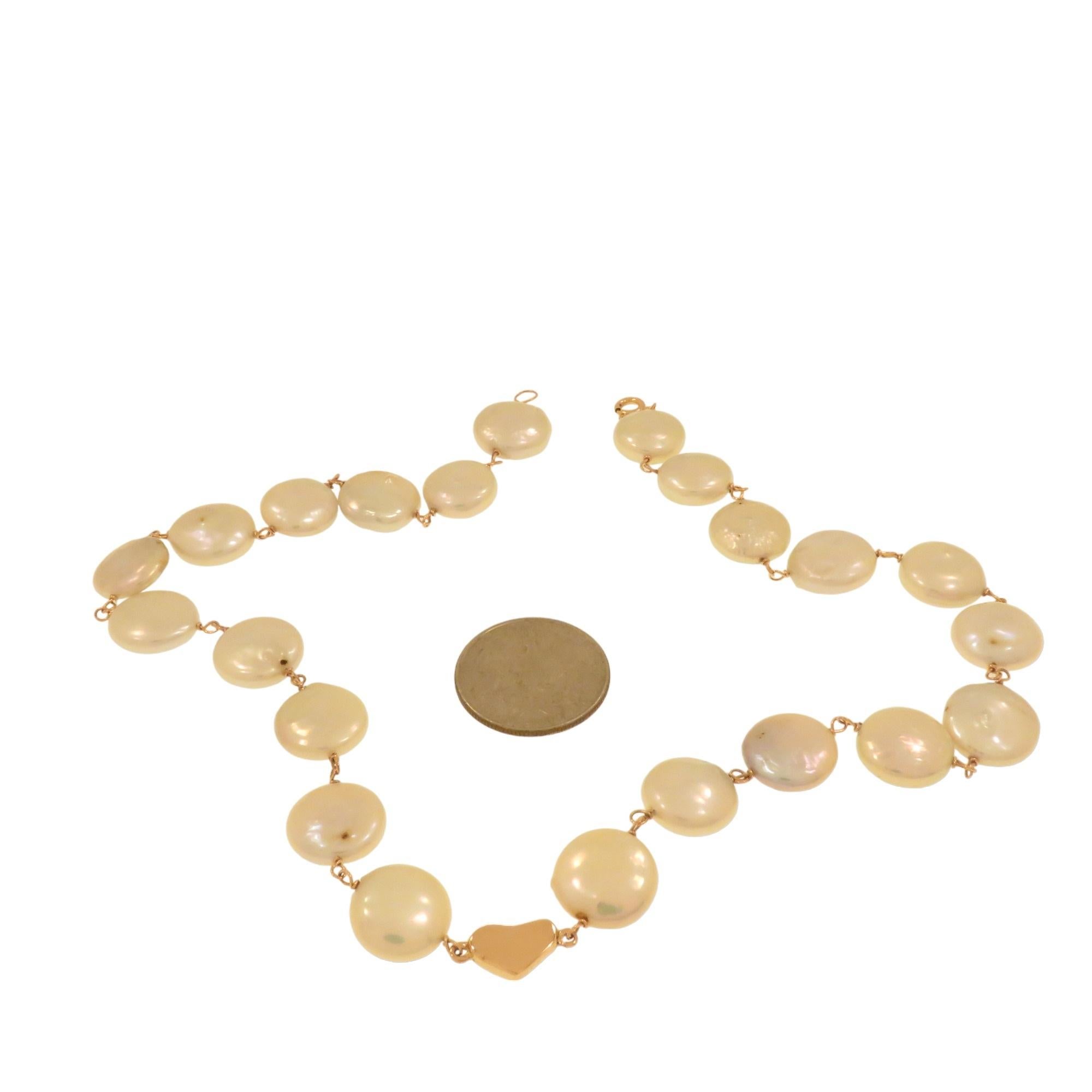 Contemporary Girocollo di perle montate in oro rosa con cuore in oro For Sale