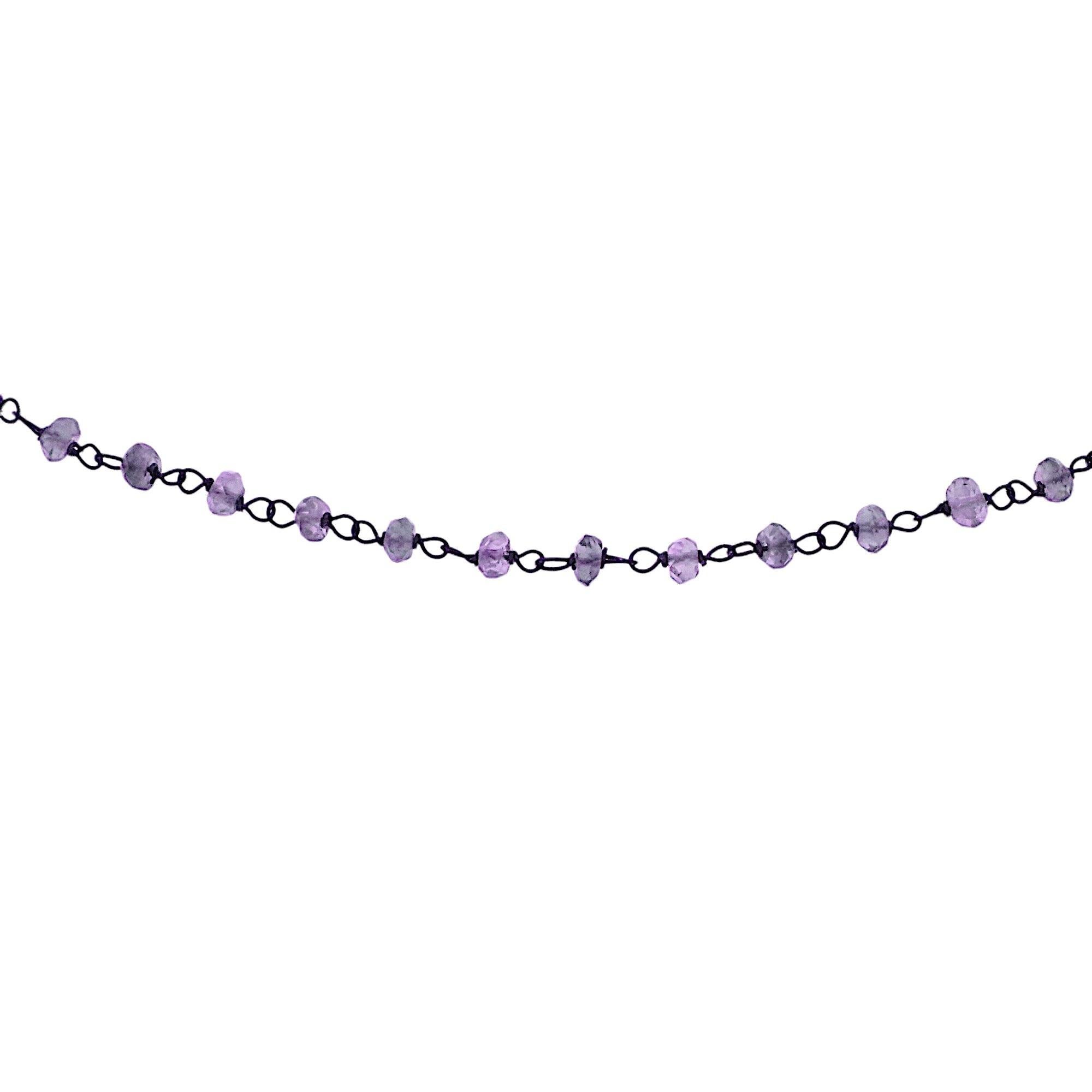 Collier composé de petites pépites d'iolite de 3 mm enfilées dans de l'or blanc 18k avec du rhodium noir. Le tour de cou a été fabriqué à la main par Botta Gioielli à Milan et porte la marque 750 en or 18 carats et la marque 716MI de Botta Gioielli.