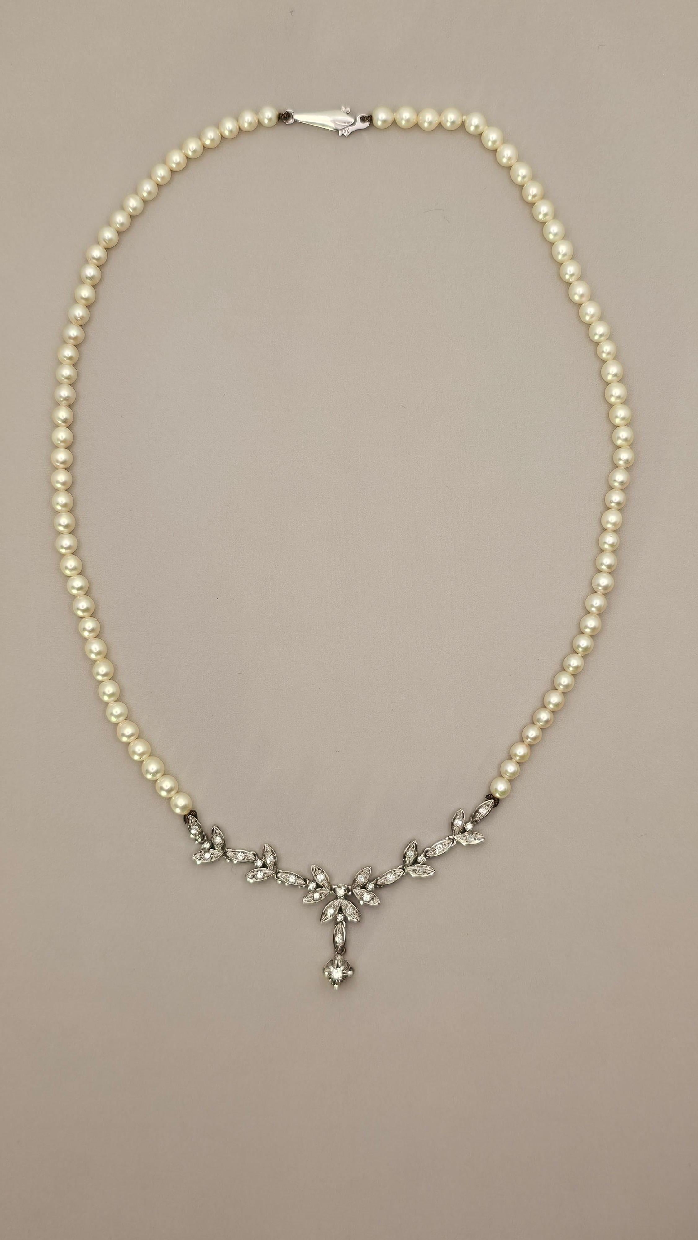 A choker with a romantic design and antique style.
This piece of jewelry consists of a Japanese pearl part with a regular round shape and a diameter of 4 mm.
The central part of the choker, on the other hand, is made of 18 kt white gold. Each small