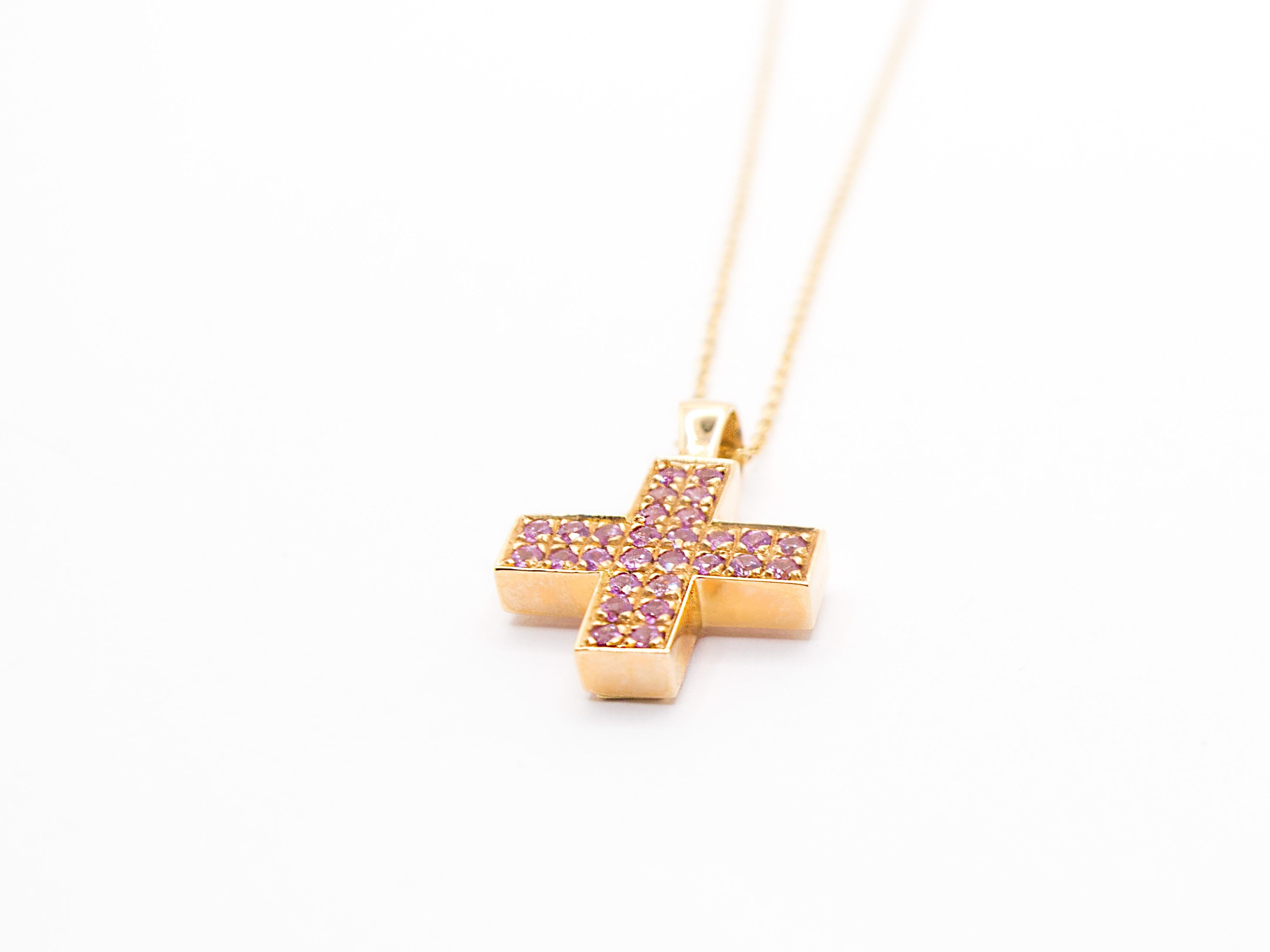 A beautiful 18 kt rose gold choker with a square cross pendant ( Latin cross ).
The pendant is embellished with a pavè of round brilliant-cut pink sapphires of intense and refined color.
Sapphires have a weight of ct 0.84.
The cross measures 2.3 x