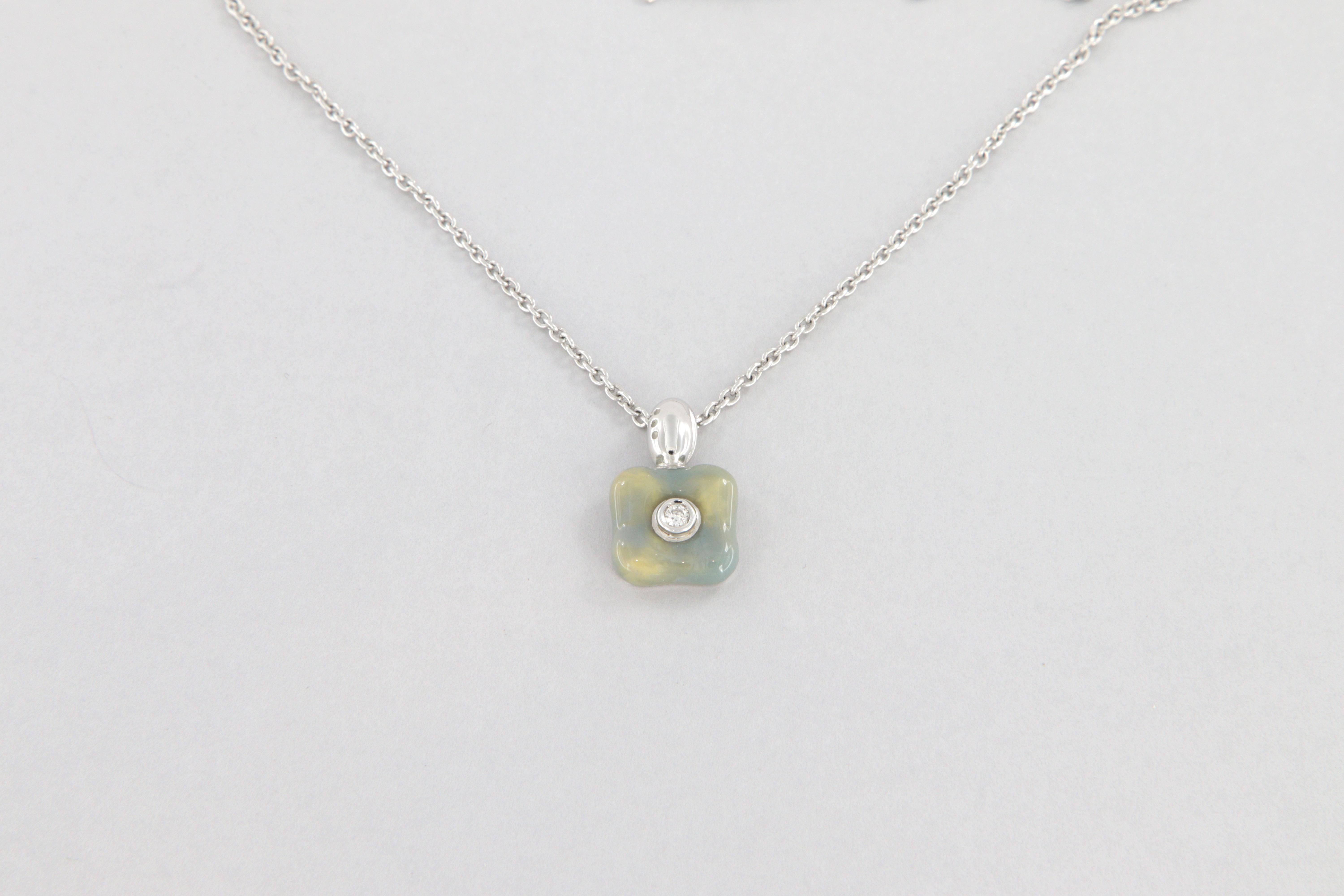 Girocollo La Nouvelle Bague in oro 18 kt, smalto e diamante.
Catenina sottile in oro bianco con un ciondolo quadro con smalto lilla con sfumature crema e 01 diamante rotondo taglio brillante, ct. 0,05 al centro.
Lunghezza catenina 44 cm.
Peso totale