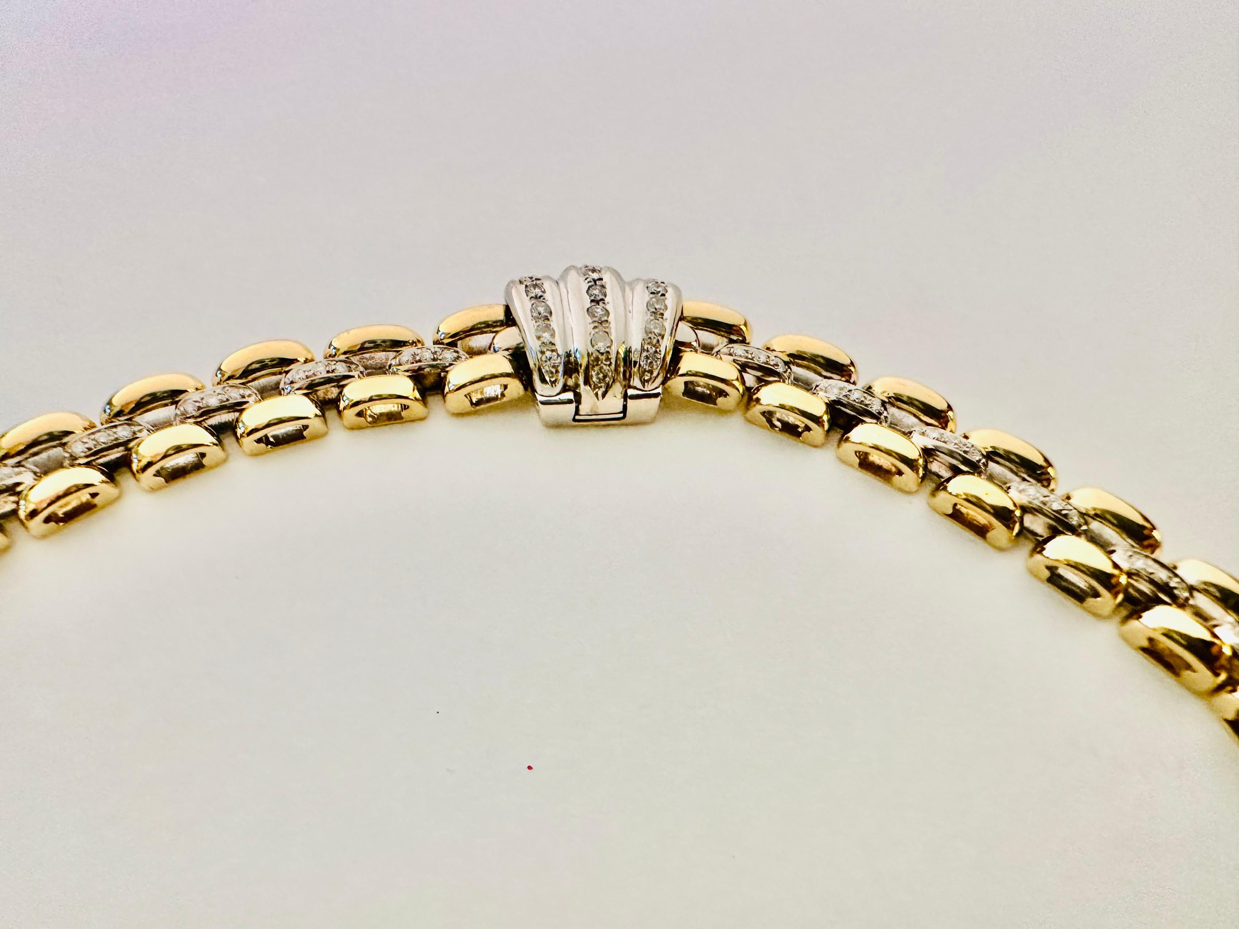 Eleganza felina e artigianalità italiana si incontrano in questo girocollo Panthère, un’opera d’arte in oro giallo e bianco 18 kt, impreziosita da 0,64 carati di diamanti. Un design sinuoso e raffinato che avvolge il collo con un’armonia perfetta