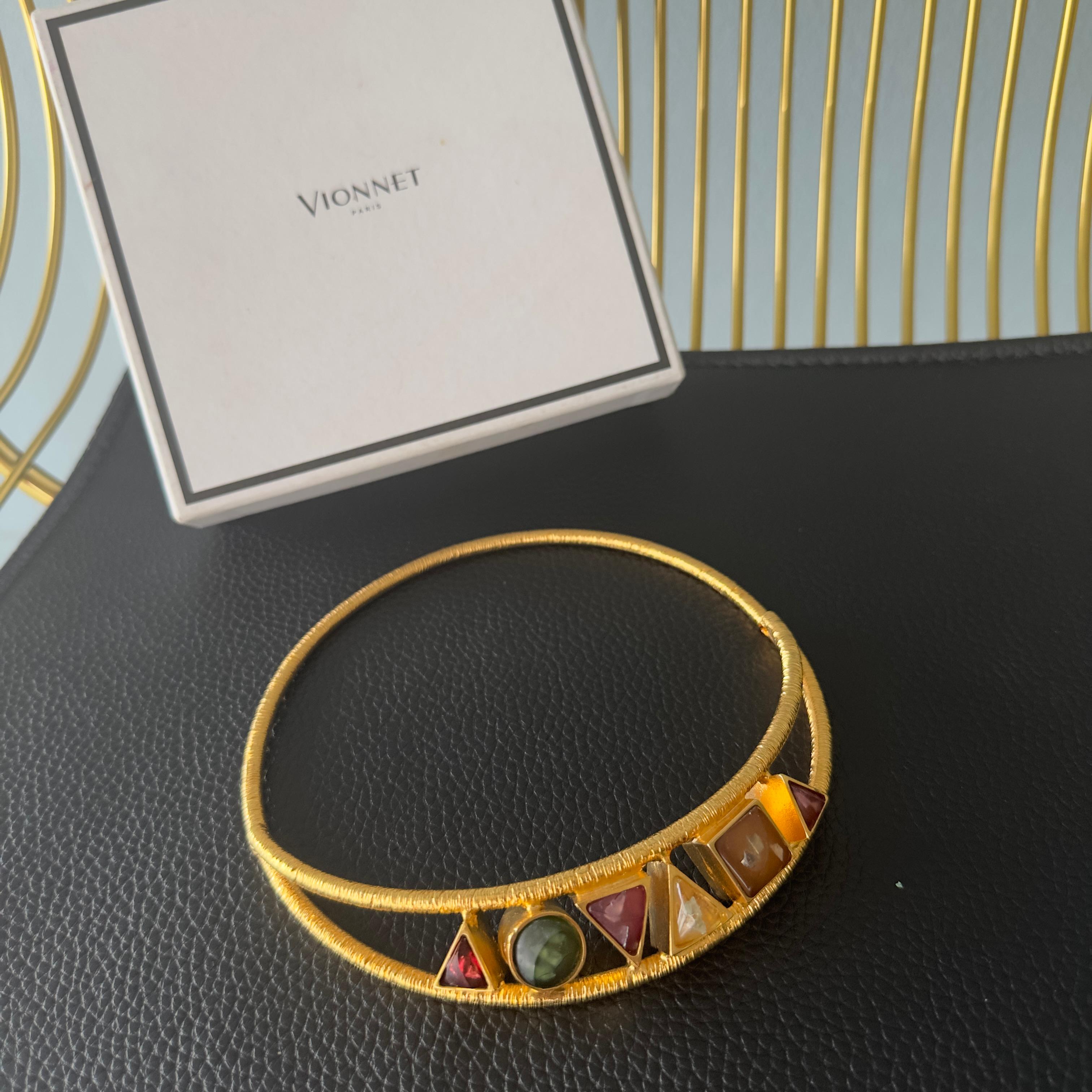 Vionnet gold-colored rigid choker with colored stones.
Side snap closure, complete with box
Very good condition
Horizontal diameter 14cm
Giro circa 48cm