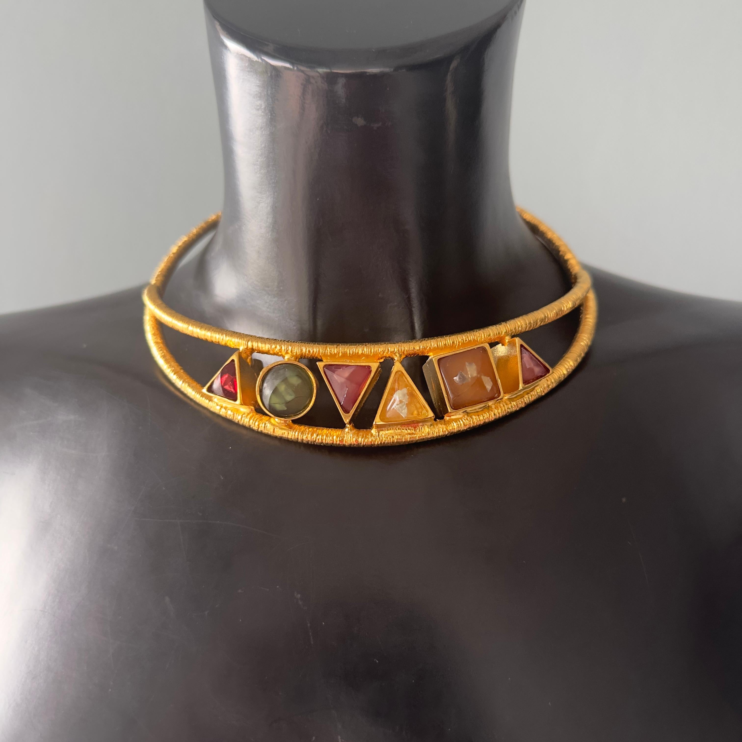 Girocollo rigido Vionnet con scatola For Sale 3