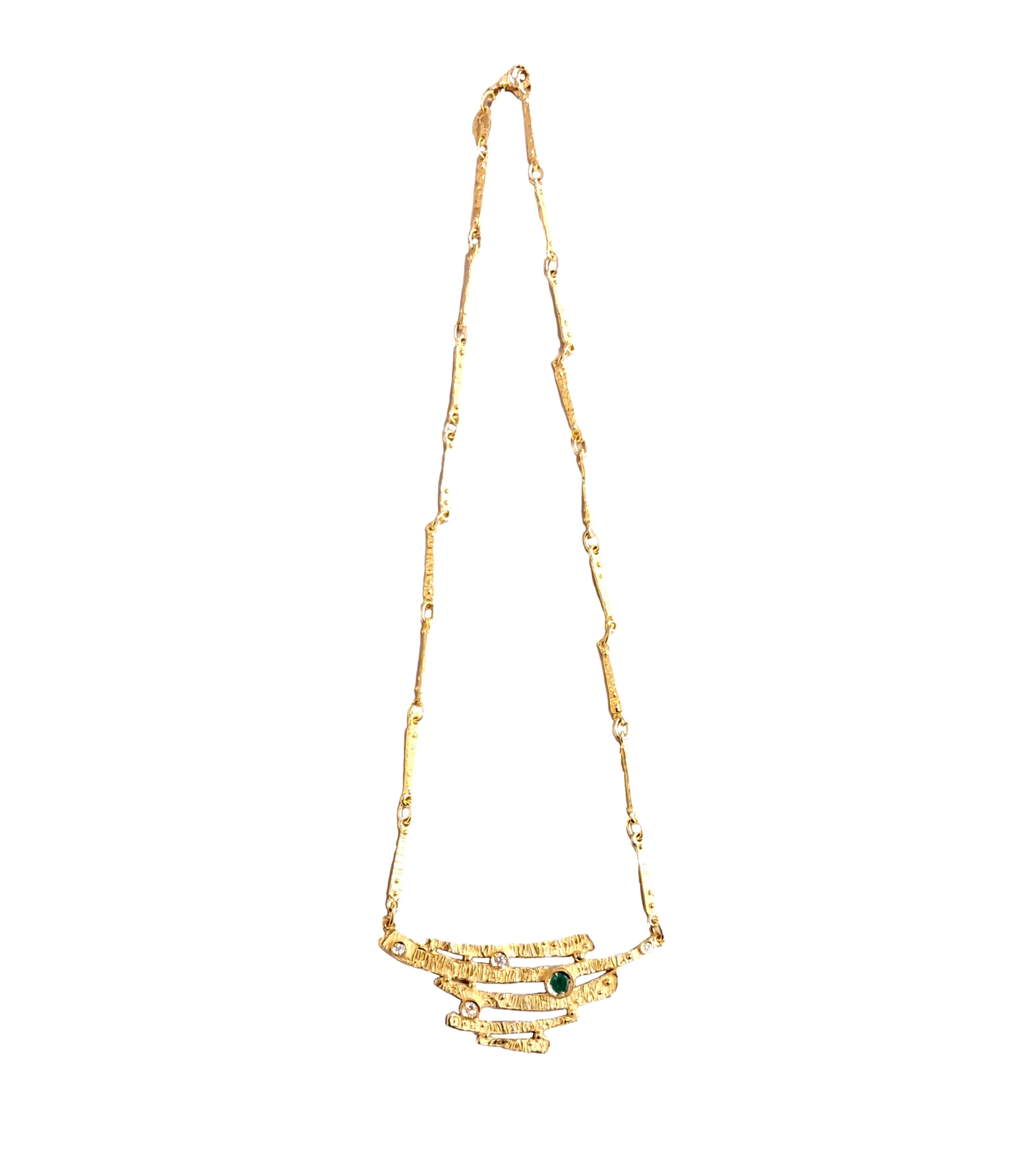 Collana è realizzata  in oro giallo satinato 18 carati con centrale impreziosito da diamanti bianchi e Smeraldo, della collezione 