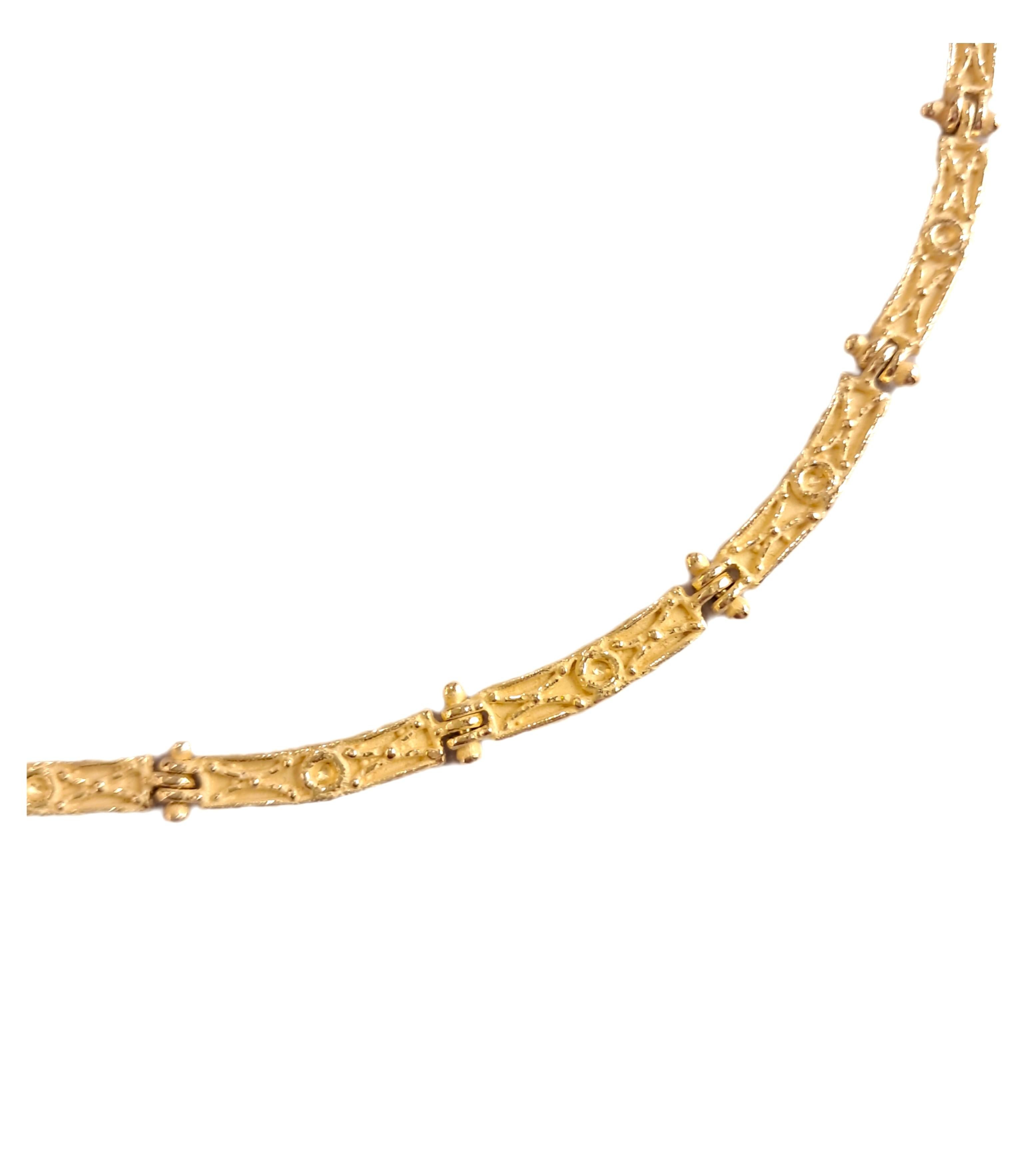Collar semirrígido de oro amarillo satinado de 18 quilates Artista en venta
