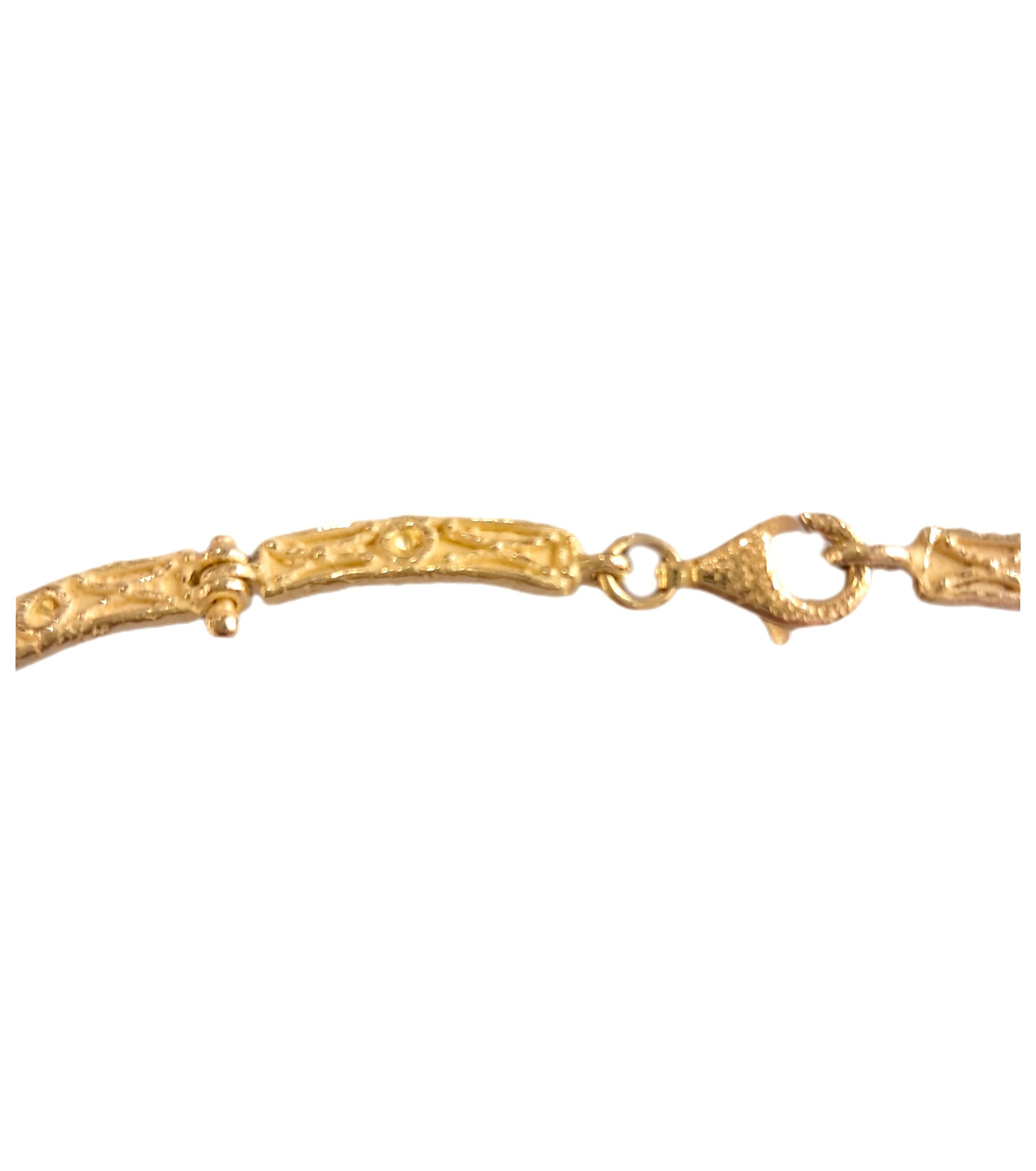 Collar semirrígido de oro amarillo satinado de 18 quilates en Nuevo estado para la venta en Rome, IT
