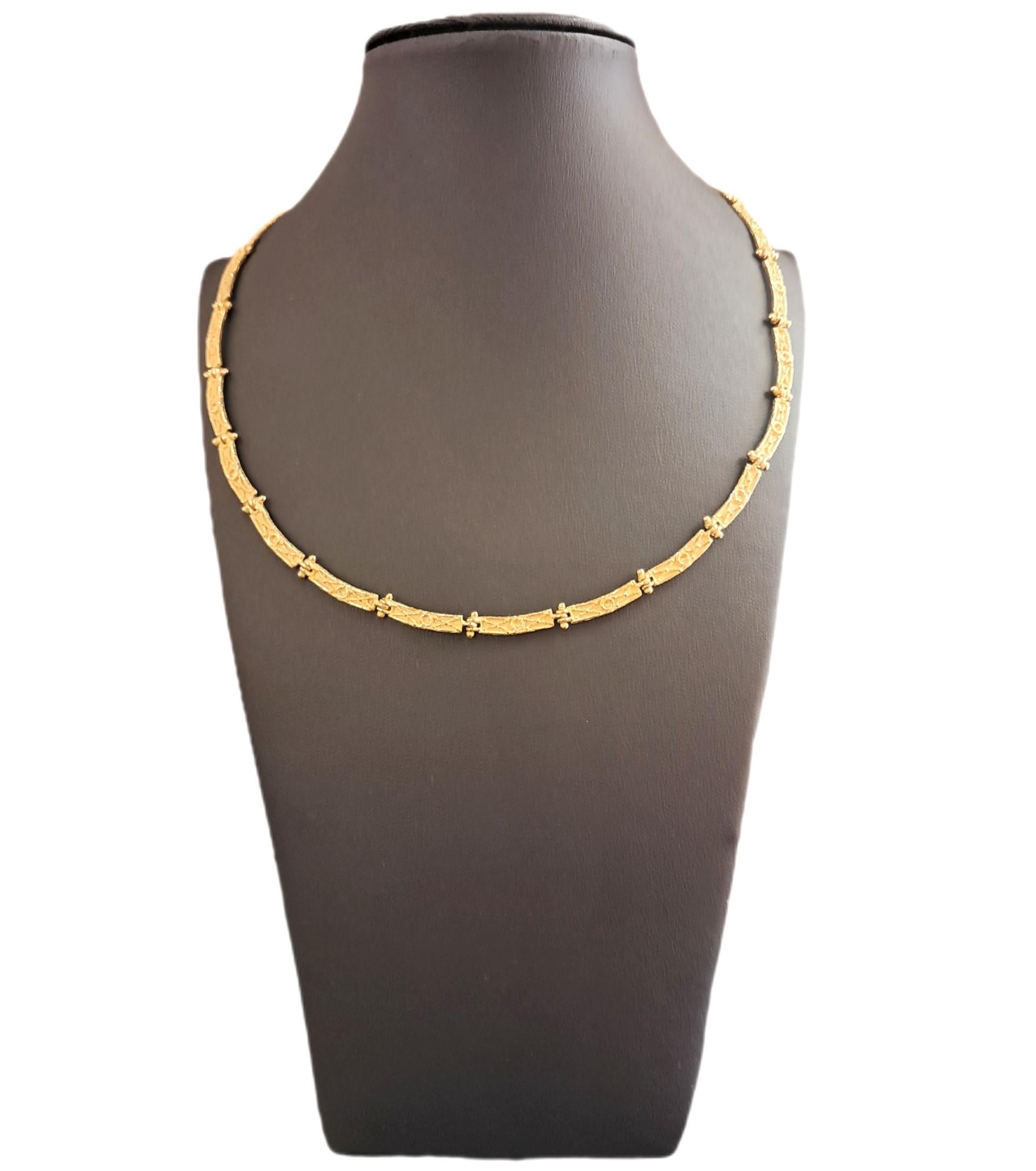 Femenino o masculino Collar semirrígido de oro amarillo satinado de 18 quilates en venta