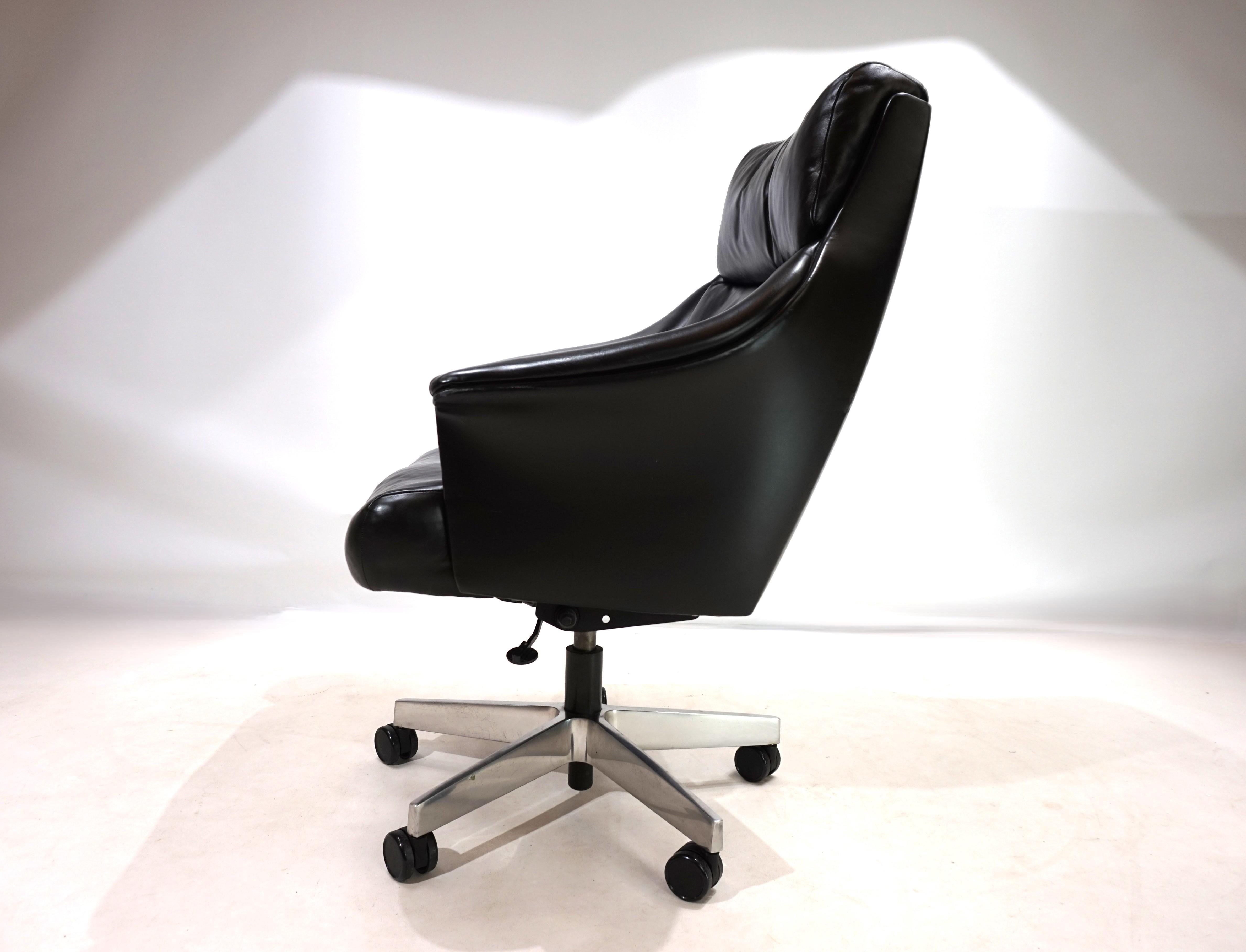 Esta silla de oficina de cuero negro muy suave está en excelentes condiciones. El cuero del asiento y del respaldo, así como el de los reposabrazos, apenas presentan signos de desgaste. Los laterales y el respaldo también están forrados de cuero y