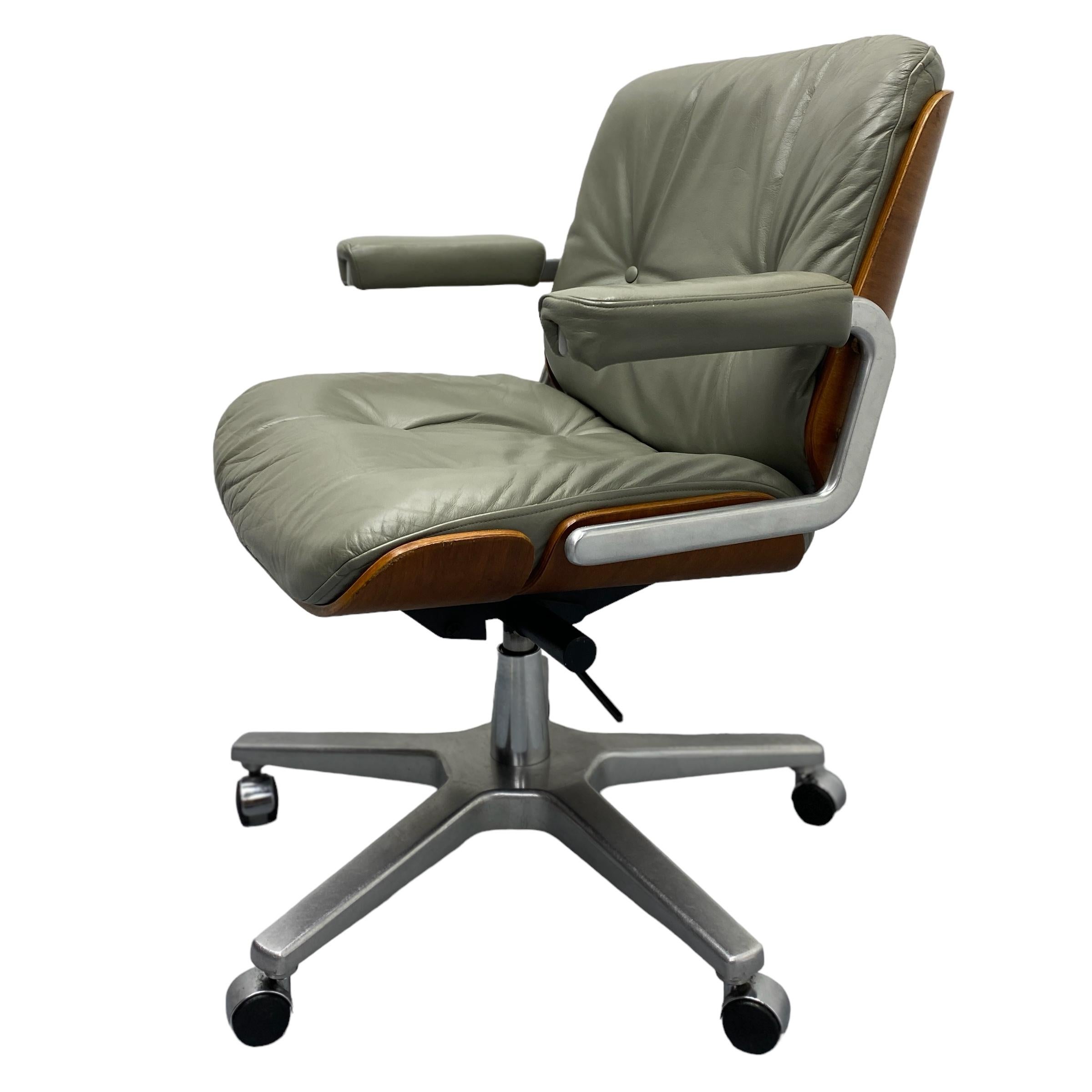 Une fabuleuse chaise Pasal du milieu du siècle par le professeur Dittert pour Stoll Giroflex des années 1960. Cette chaise de bureau de qualité supérieure, conçue à la fois pour son aspect élégant et son grand confort, est en cuir gris au niveau du