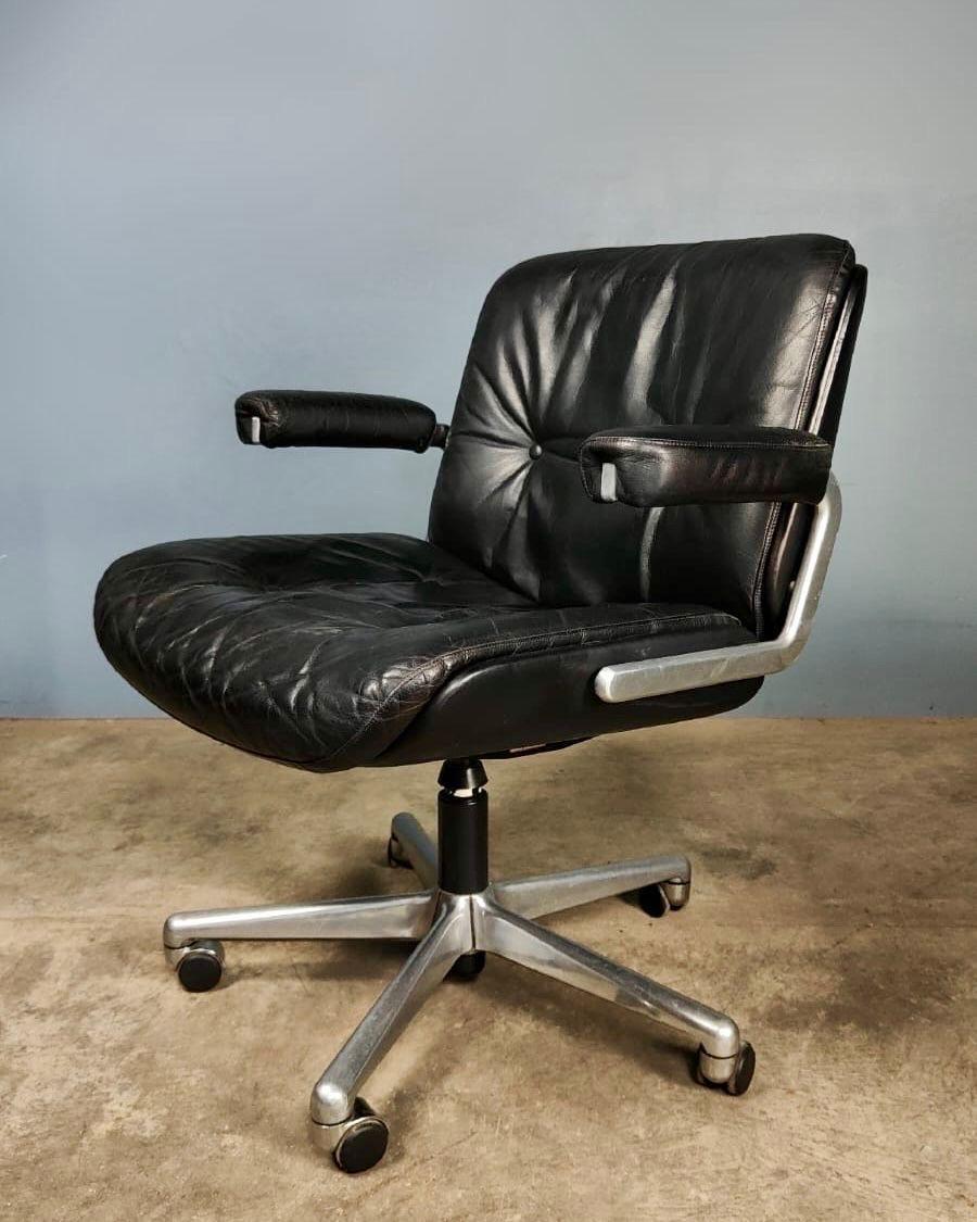 New Stock ✅

Mid Century Giroflex Black Leather Desk Office Chair By Karl Dittert For Martin Stoll

1 supplied, 2 available

A beautiful vintage office chair from the Swiss company Giroflex, designed by Karl Dittert and Martin Stoll in the