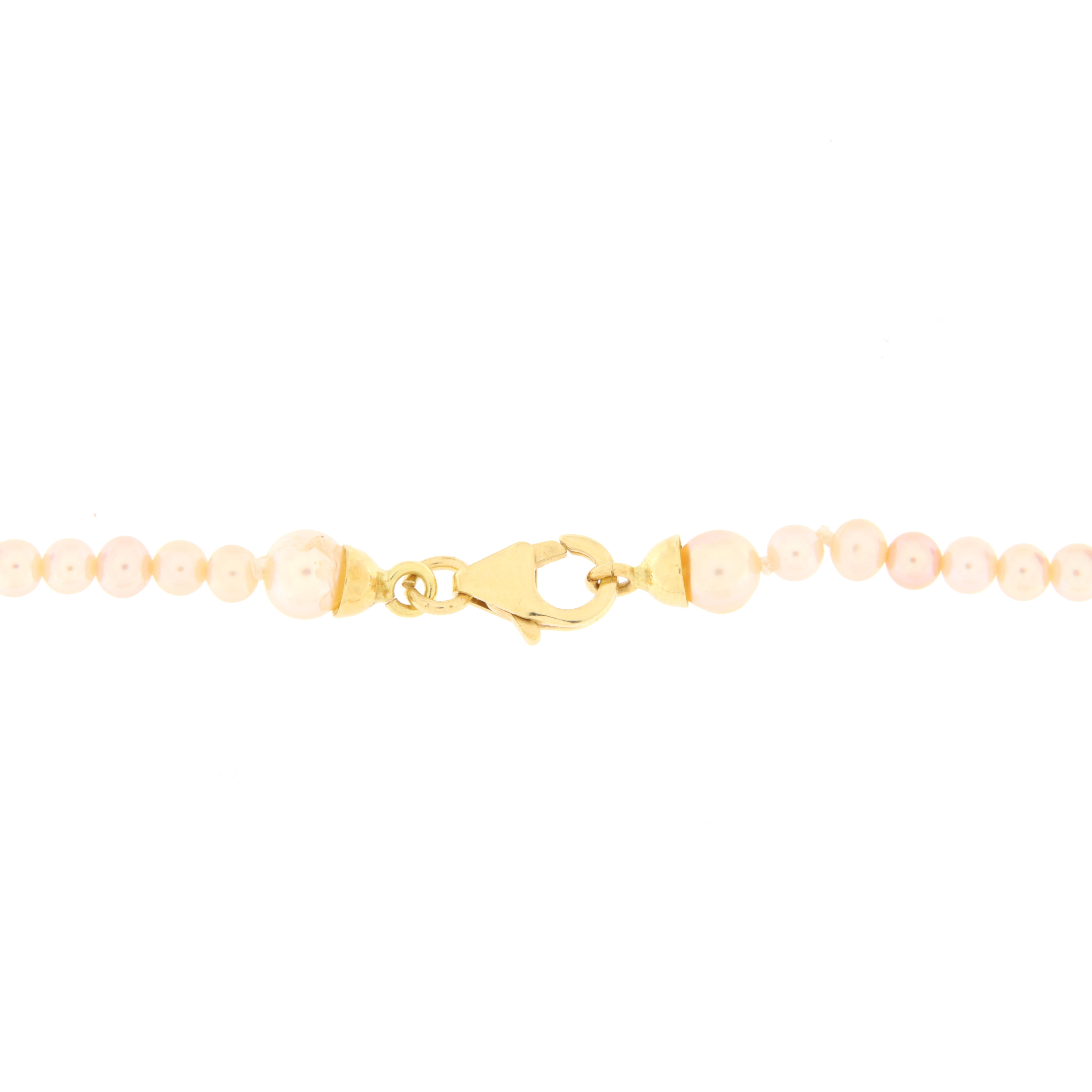 Collier mit rosafarbenen Perlen, die mit 15 gefärbten Amethystkügelchen verziert sind. Chiusura in oro giallo. Lunghezza cm.45