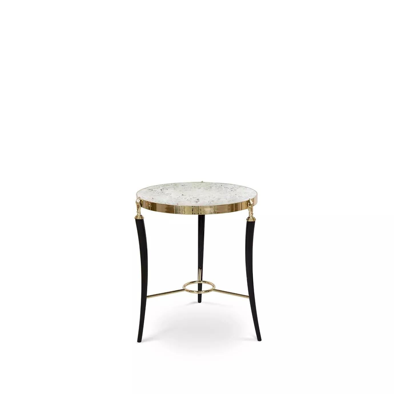 Trois élégantes aiguilles victoriennes en laiton moulé sur une délicate base tripode soutiennent un plateau en miroir vieilli. Cette table luxueuse ne manquera pas de faire sensation dans n'importe quelle pièce.

Matériaux et finitions : 
Pieds :