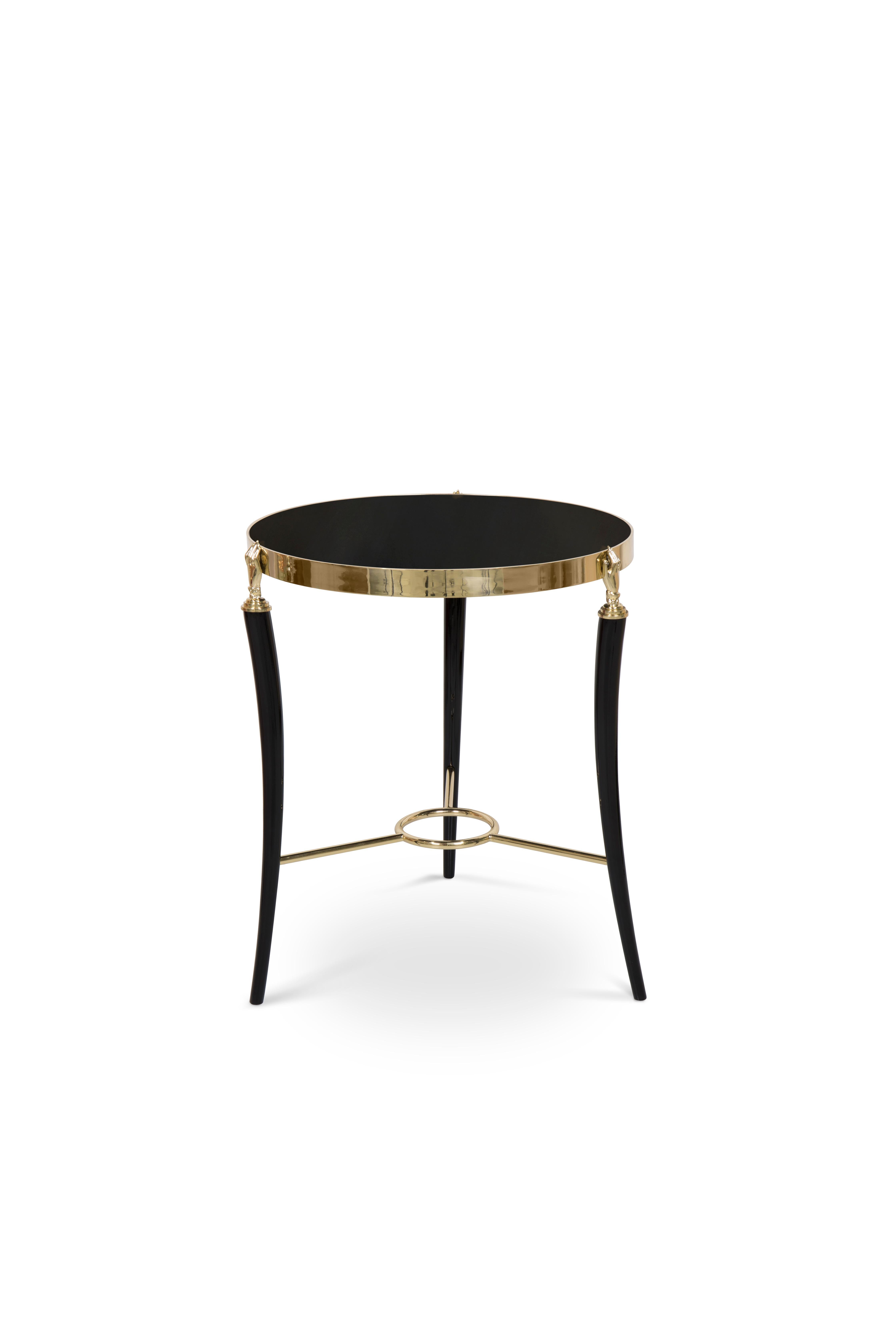 Trois élégantes aiguilles victoriennes en laiton moulé sur une délicate base tripode soutiennent un plateau en laque noire. Cette table luxueuse ne manquera pas de faire sensation dans n'importe quelle pièce.

Matériaux et finitions : 
Pieds : laque