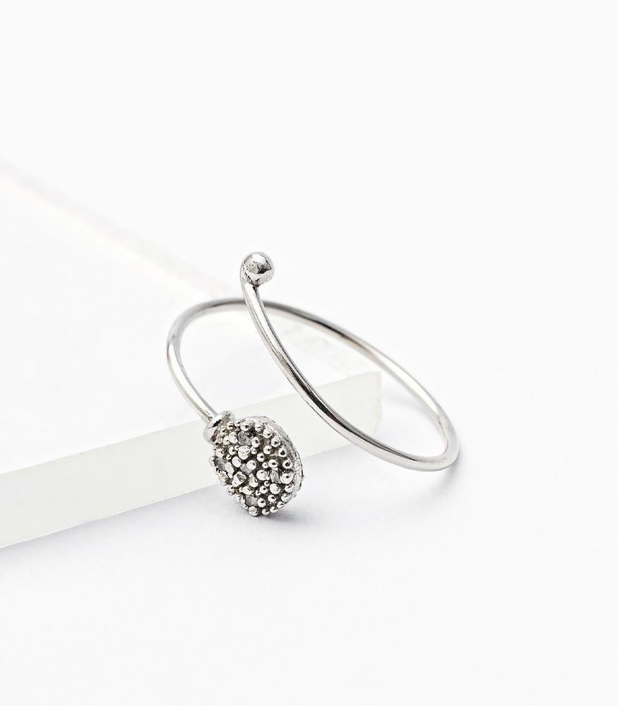 Giselle Collection Altais 18kt White Gold Ring with Diamonds

Enveloping open ring with double loop in 18kt white gold with round pendant with Diamonds on both sides .

Inspired by the stars of the sky, sparkling light points illuminate and