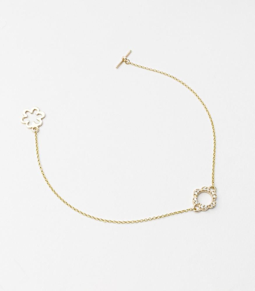 Giselle Collection Amicizia 18kt Yellow Gold Bracelet with Diamonds

Enveloping bracelet in 18kt yellow gold with a unique and refined design, inspired by the delicacy of the flowers.

The design of this collection is inspired by the daisy