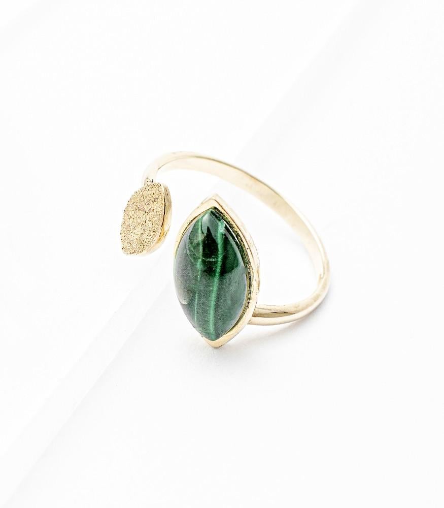 Giselle Collection Baobab 18kt Yellow Gold Ring

Amazing open ring in 18kt yellow gold with a unique and attractive design inspired by the leaves of the trees.

Trendy Jewel, very bright and embellished with a natural stone called Malachite.

The