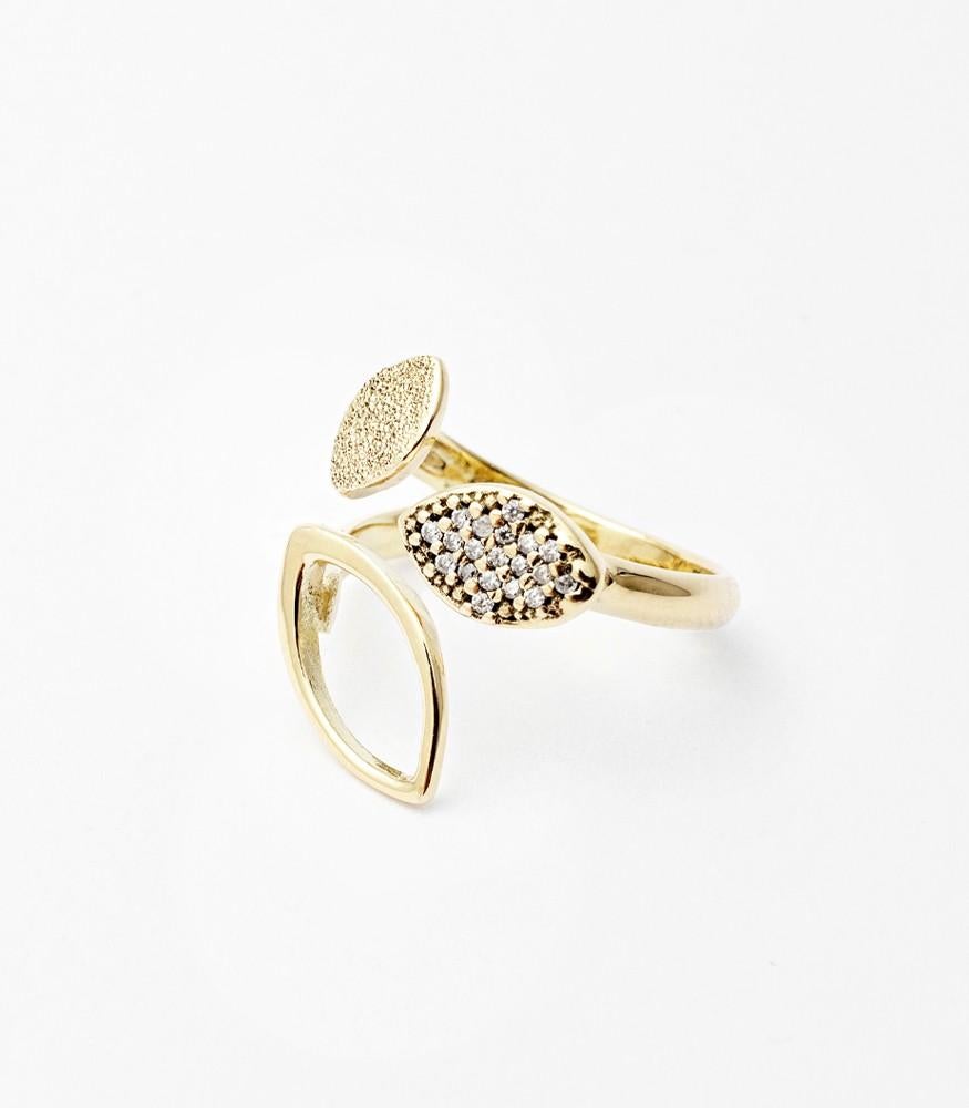 Giselle Collection Ginkgo 18kt Gelbgold Ring

Erstaunlicher offener Ring aus 18-karätigem Gelbgold mit einem einzigartigen und attraktiven Design, das von den Blättern der Bäume inspiriert ist.

Diamanten erinnern an Tautropfen, die die Frau zum