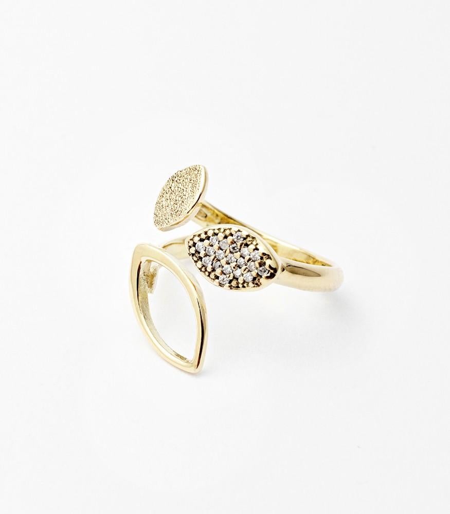 Giselle Collection S Sinkgo Bague en or jaune 18 carats

Étonnante bague ouverte en or jaune 18kt avec un design unique et attrayant inspiré par les feuilles des arbres.

Les diamants rappellent les gouttes de rosée qui font briller la femme