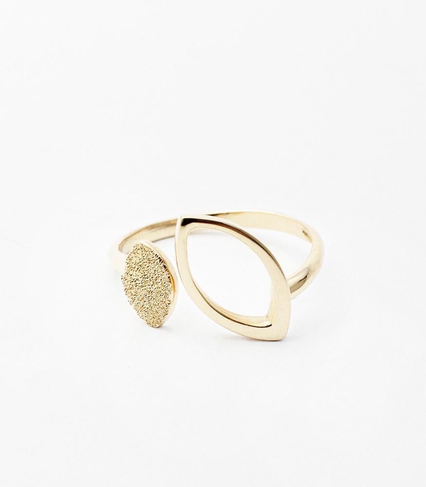 Giselle Collection Ibisco 18kt Yellow Gold Ring

Amazing open ring in 18kt yellow gold with a unique and refined design, which recalls the leaves of trees. It’s designed and created totally in Italy by expert goldsmiths.

The two leaves are