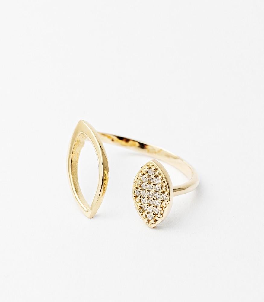 Giselle Collection Iris 18kt Yellow Gold Ring

Open ring in 18kt yellow gold with a unique and attractive design inspired by the leaves of trees.

Diamonds recall drops of dew which make woman shining, when wearing GisMilano jewelry.

Suitable to be