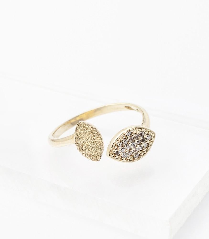 Giselle Collection Lilla' 18kt Yellow Gold Ring with Diamonds

Open ring in 18kt yellow gold with a unique and attractive design inspired by the leaves of trees.

Diamonds recall drops of dew which make woman shining, when wearing GisMilano