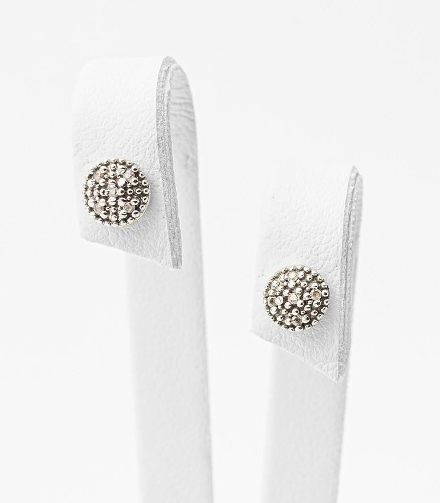 Giselle Collection Naos 18kt White Gold Stud Earrings with Diamonds

Amazing lobe point light earrings in 18kt white gold with round pendants with Diamonds on both sides .

Inspired by the stars of the sky, sparkling light points illuminate and