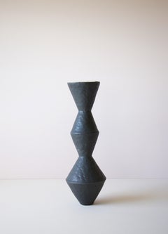Vase contemporain en céramique noire Giselle Hicks, 2020