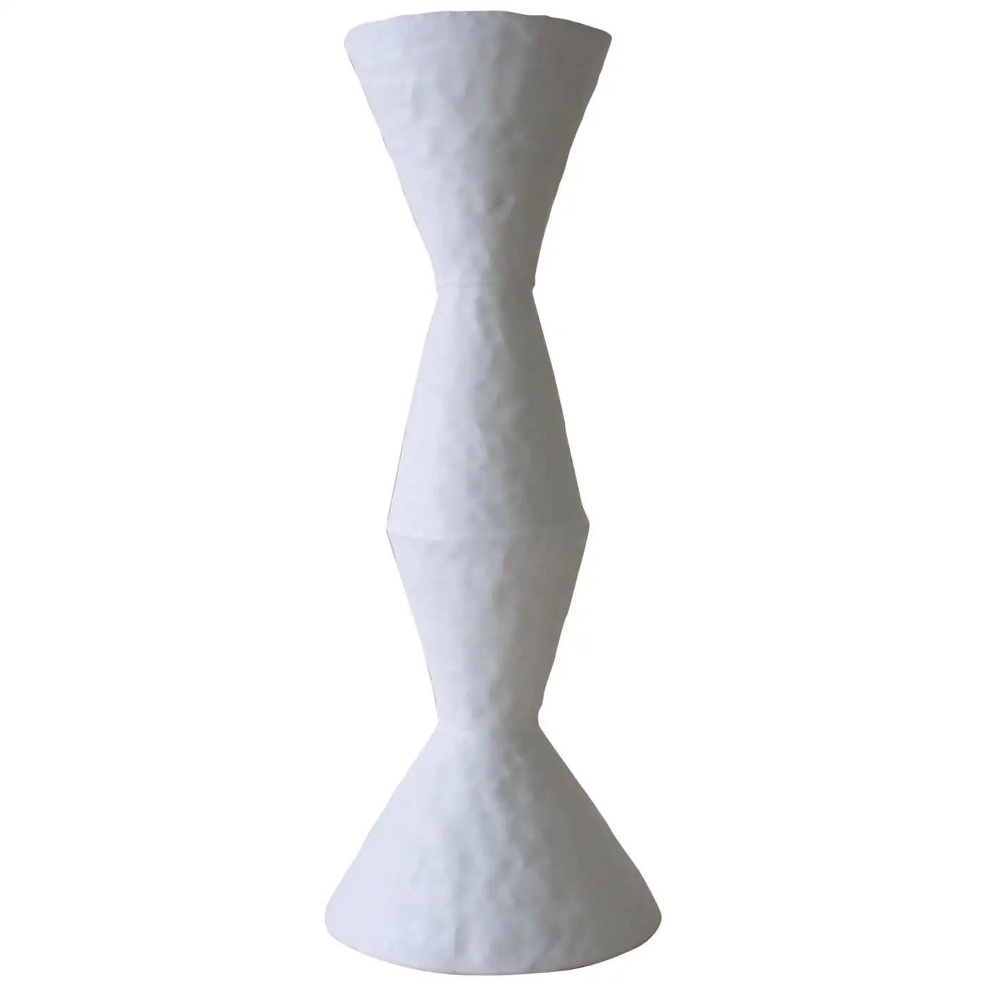 Il vaso in gres bianco smaltato dell'artista americana contemporanea Giselle Hicks fa parte della sua serie Vessel. Ogni forma è costruita a mano con la tecnica del 