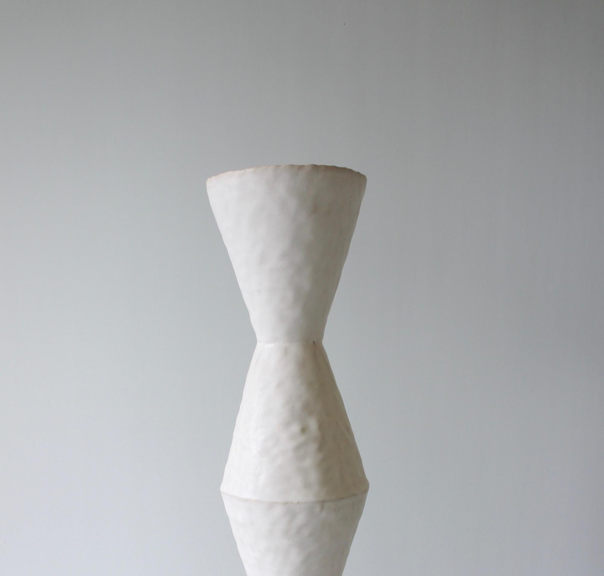 Giselle Hicks Zeitgenössische weiße Keramikvase, 2019 (amerikanisch) im Angebot