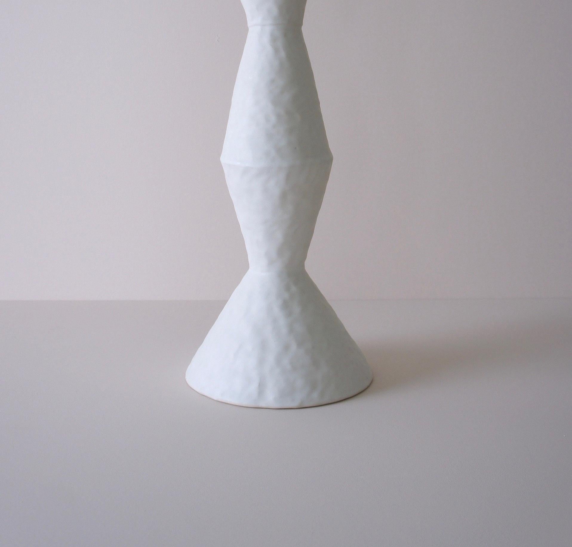 Smaltato Giselle Hicks Vaso contemporaneo in ceramica bianca, 2019 in vendita