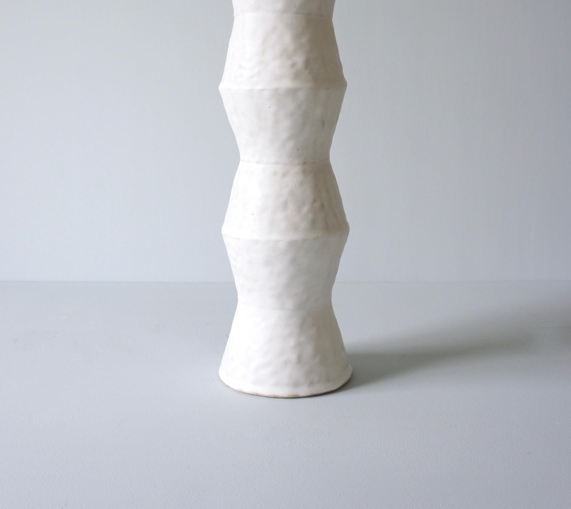 Vernissé Vase contemporain en céramique blanche de Giselle Hicks, 2019 en vente