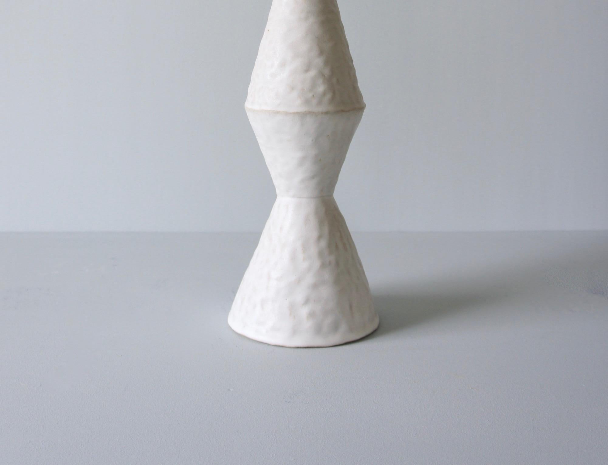 Smaltato Giselle Hicks Vaso contemporaneo in ceramica bianca, 2019 in vendita