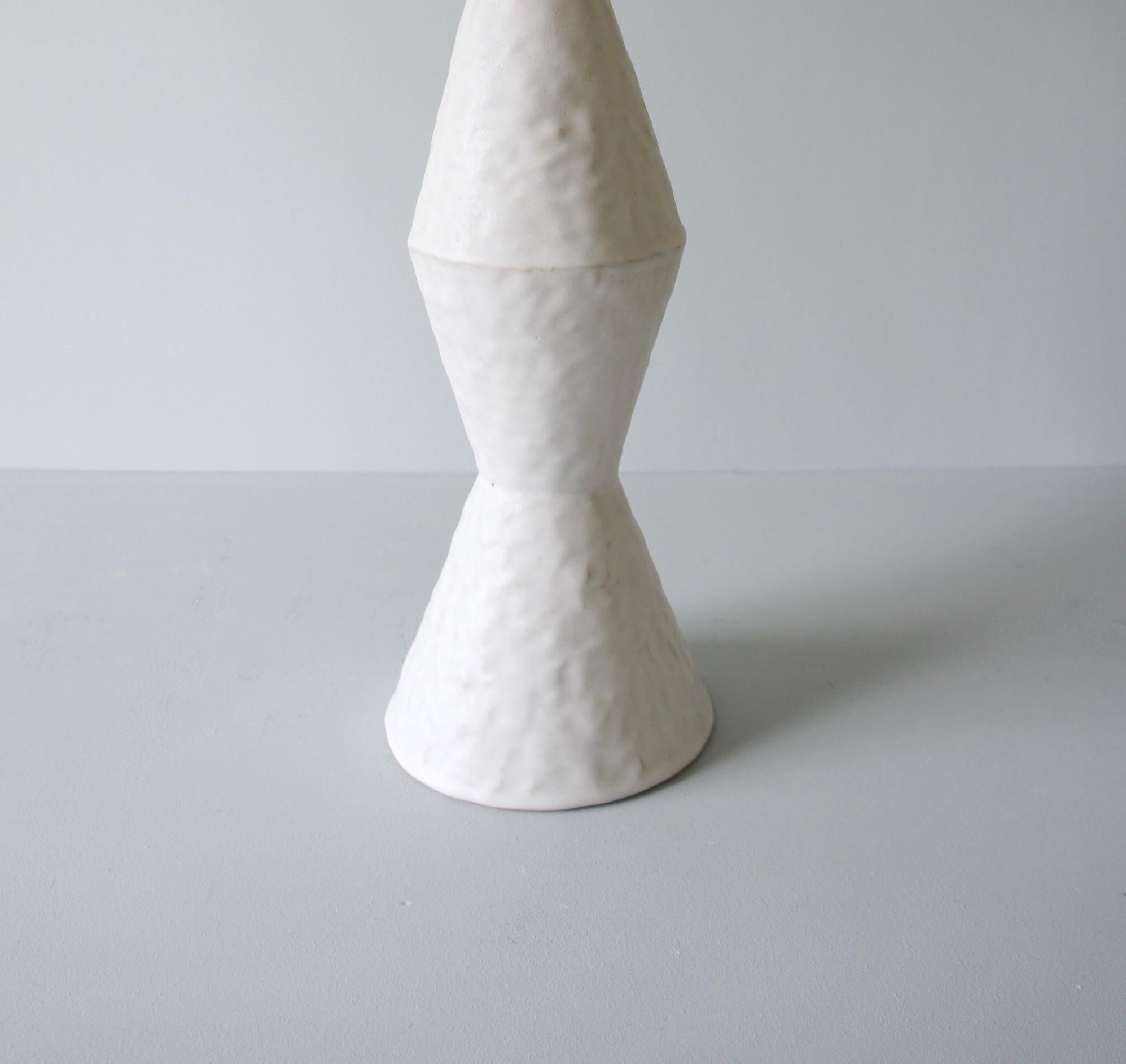 Giselle Hicks Zeitgenössische weiße Keramikvase, 2019 (Glasiert) im Angebot