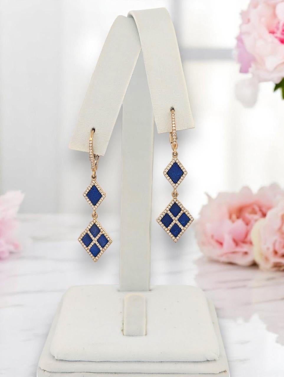 Los Pendientes Giselle son una rica mezcla de colores atrevidos y destellos refinados, elaborados para elevar tu colección de joyas con elegancia atemporal. Engarzados en radiante oro amarillo de 14 quilates, estos pendientes de palanca de 2,5 cm