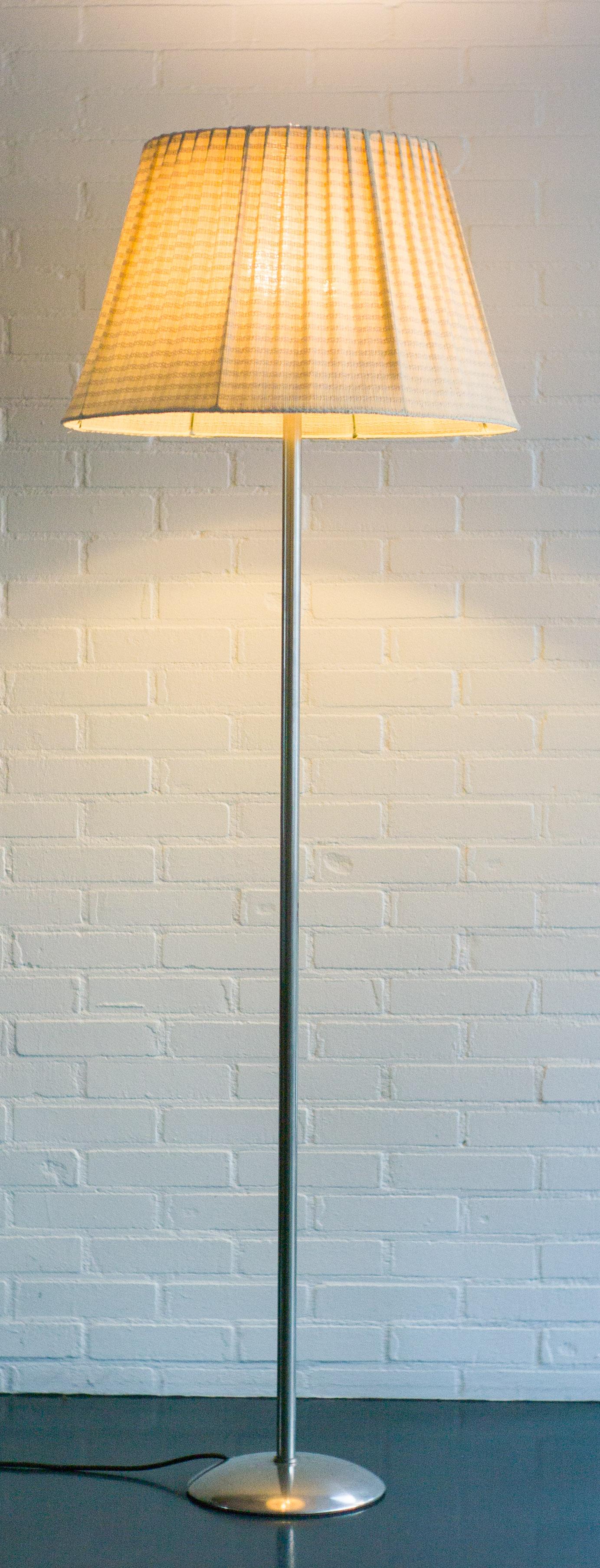 Modernist nickel-plated steel floor lamp with the original fabric shade.
The lamp has an uplighter and two lamps shining down.
Both the uplighter and the two down lights have a separate switch.
Great all original condition.
  