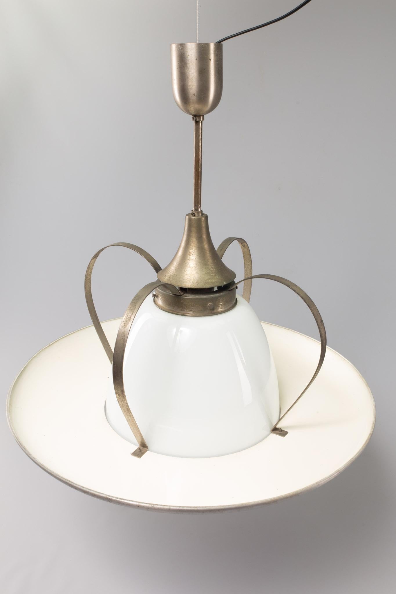 Questa lampada a sospensione di straordinaria bellezza, realizzata nei Paesi Bassi da Gispen con il nome di GISO, è stata meticolosamente ricablata e pulita. La patina originale del nichel e dell'alluminio è parte integrante del suo fascino e ne