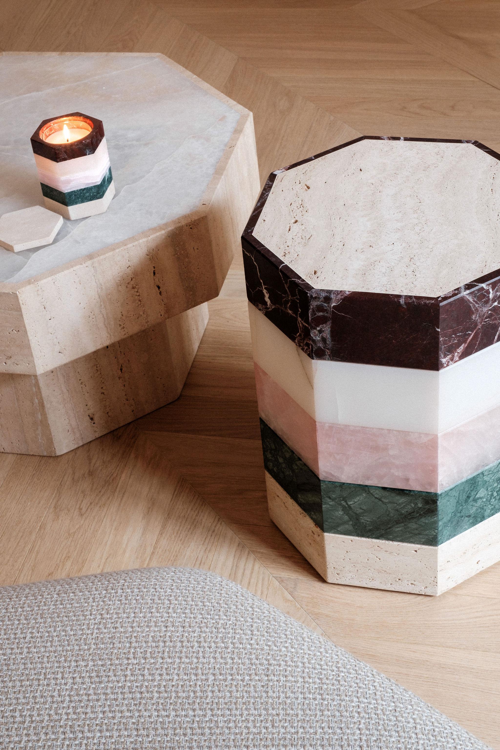 Marqueterie Gisou Table d'appoint - Rayures de travertin, marbre et onyx par Studio Gaïa en vente