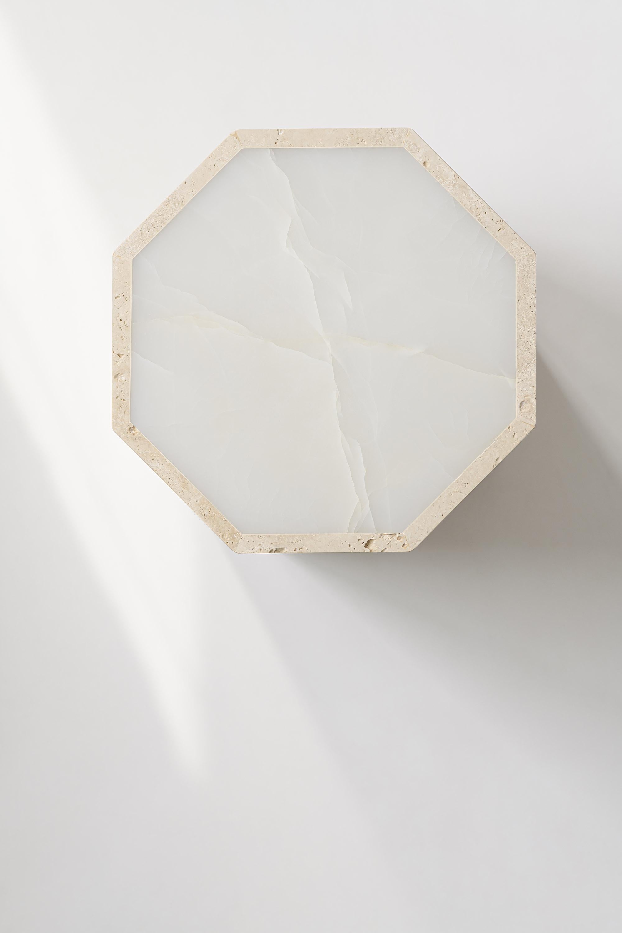 Mesa auxiliar Gisou - Travertin et Onyx blanc par Studio Gaïa Ucraniano en venta