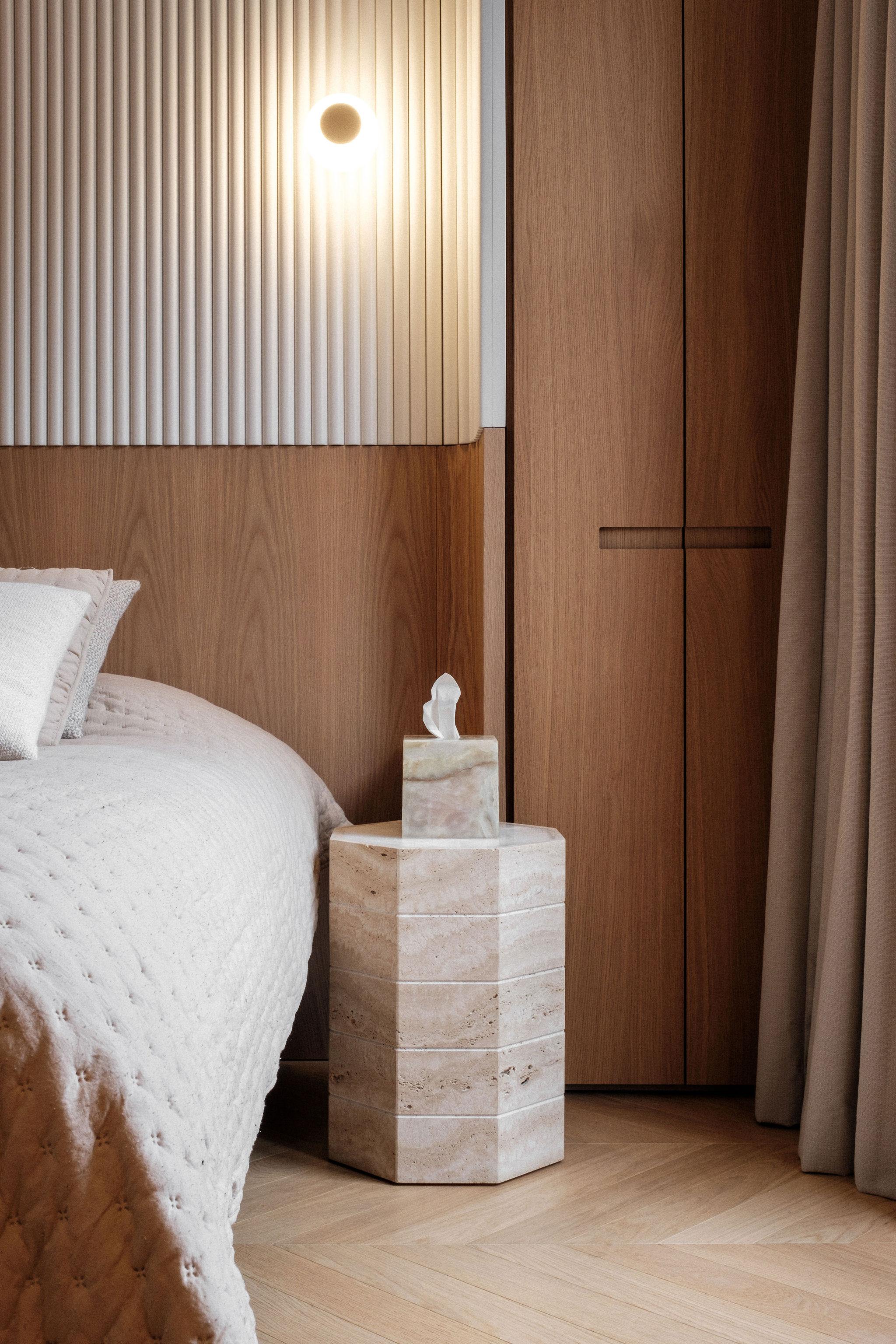 Mesa auxiliar Gisou - Travertin et Onyx blanc par Studio Gaïa en Nuevo estado para la venta en PARIS, FR