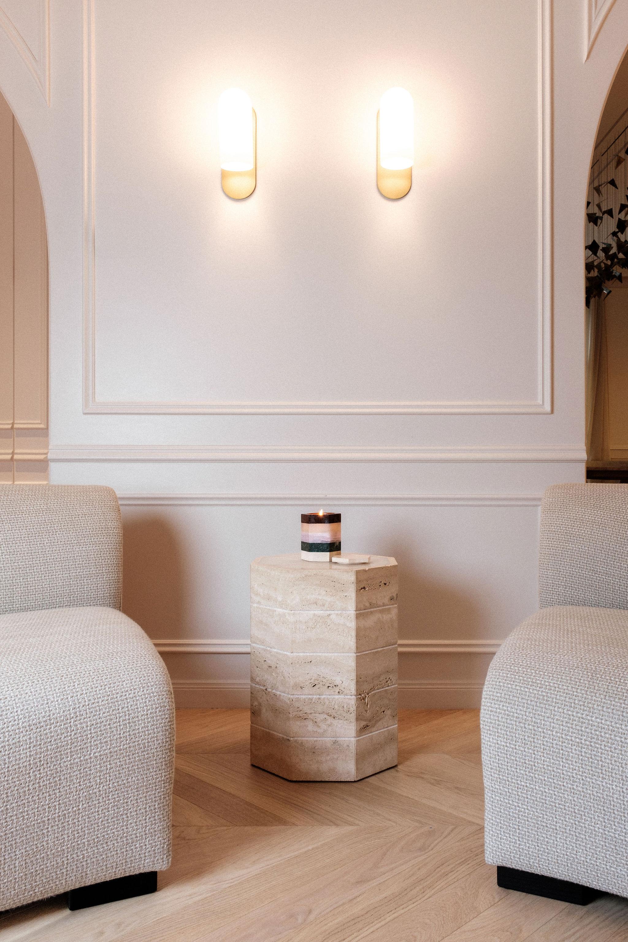 Mesa auxiliar Gisou - Travertin et Onyx blanc par Studio Gaïa Ónix en venta