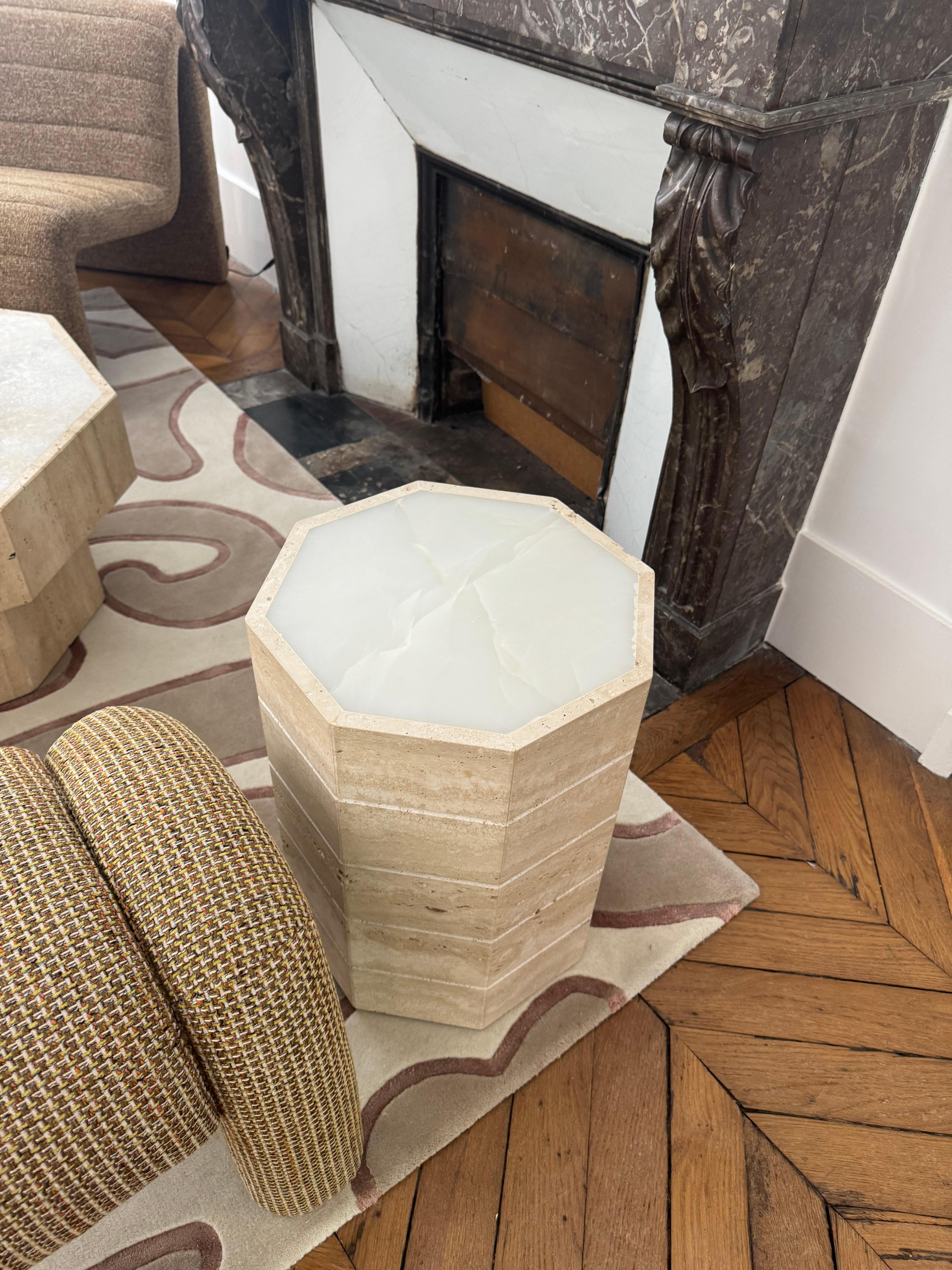 Mesa auxiliar Gisou - Travertin et Onyx blanc par Studio Gaïa en venta 1