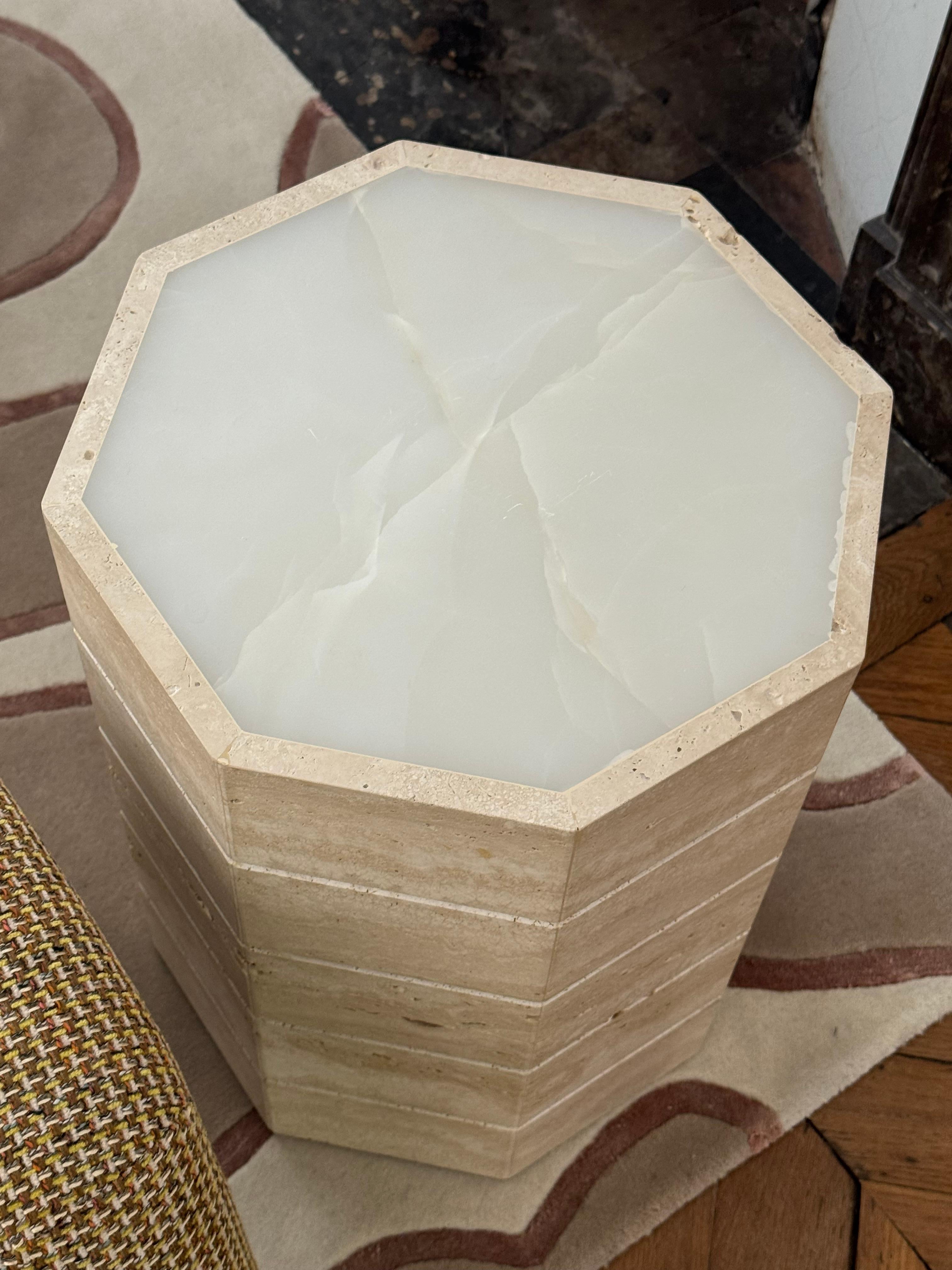 Mesa auxiliar Gisou - Travertin et Onyx blanc par Studio Gaïa en venta 2
