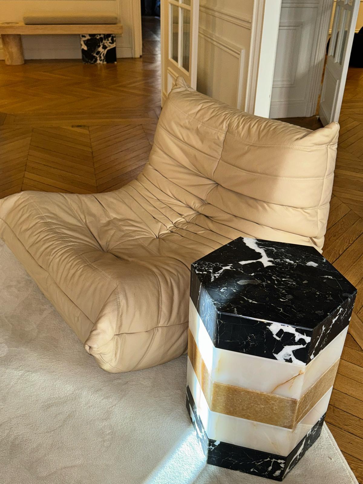 Ukrainien Gisou Table d'appoint - Rayures marbre Grand Antique et onyx par Studio Gaïa en vente