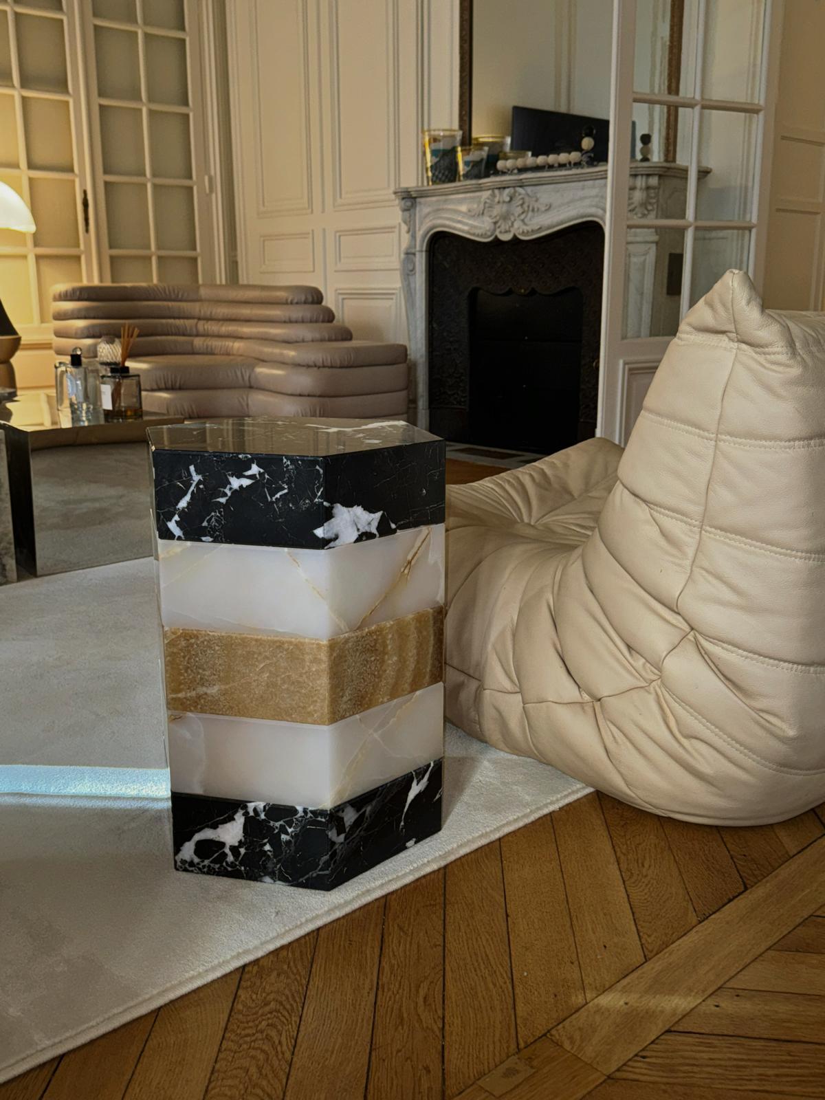 Marqueterie Gisou Table d'appoint - Rayures marbre Grand Antique et onyx par Studio Gaïa en vente